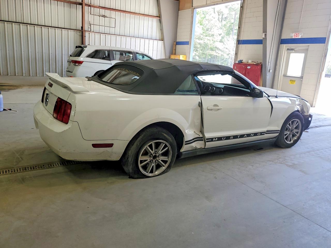 2005 Ford Mustang Белый vin: 1ZVFT84N755214674