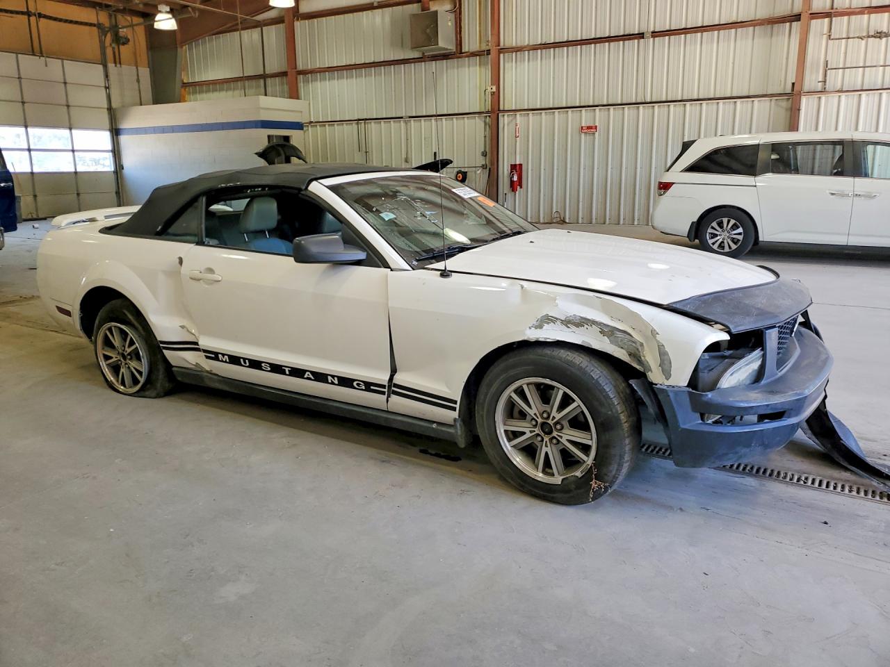2005 Ford Mustang Белый vin: 1ZVFT84N755214674