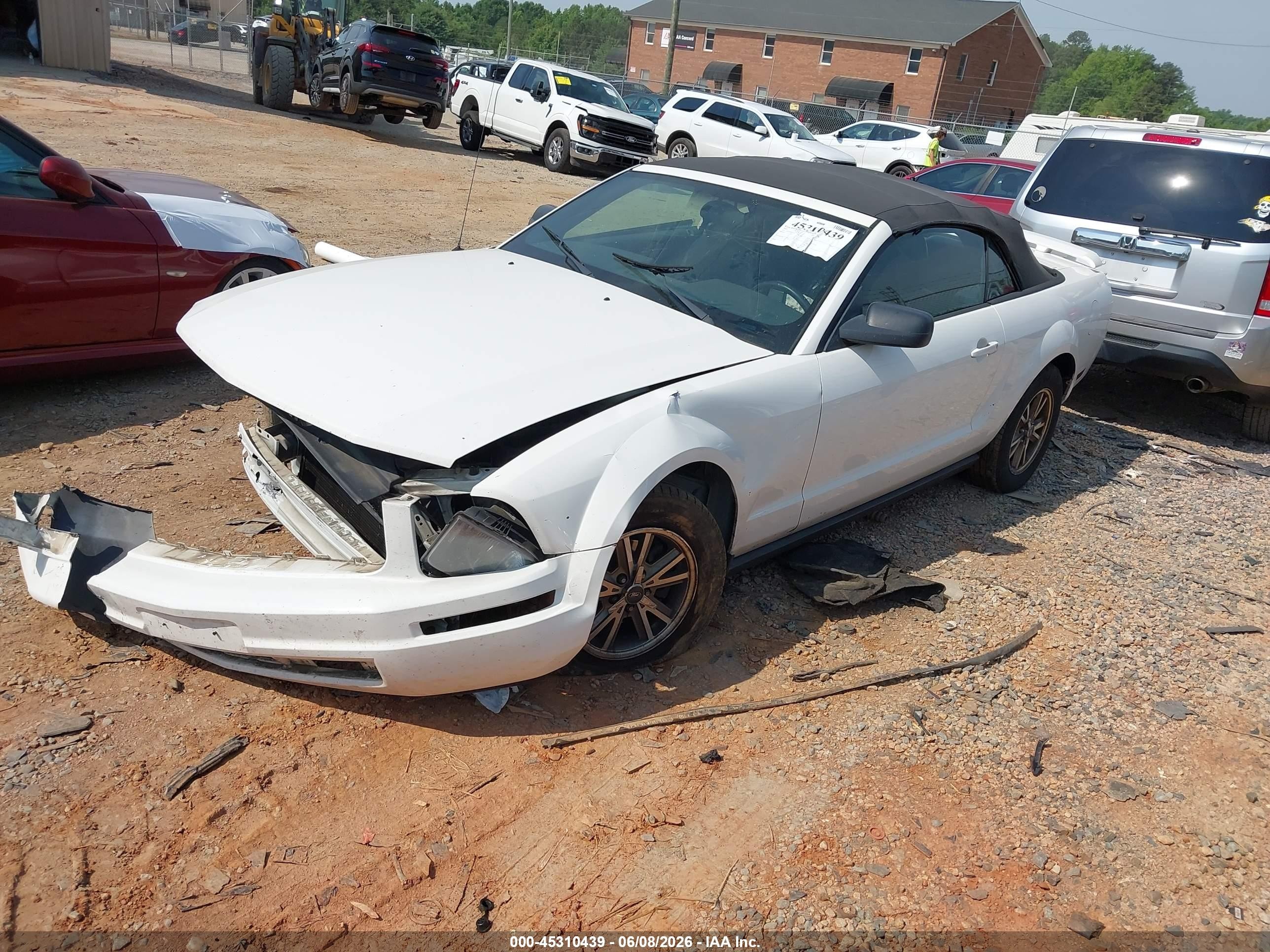 2005 Ford Mustang   White vin: 1ZVFT84N755234276