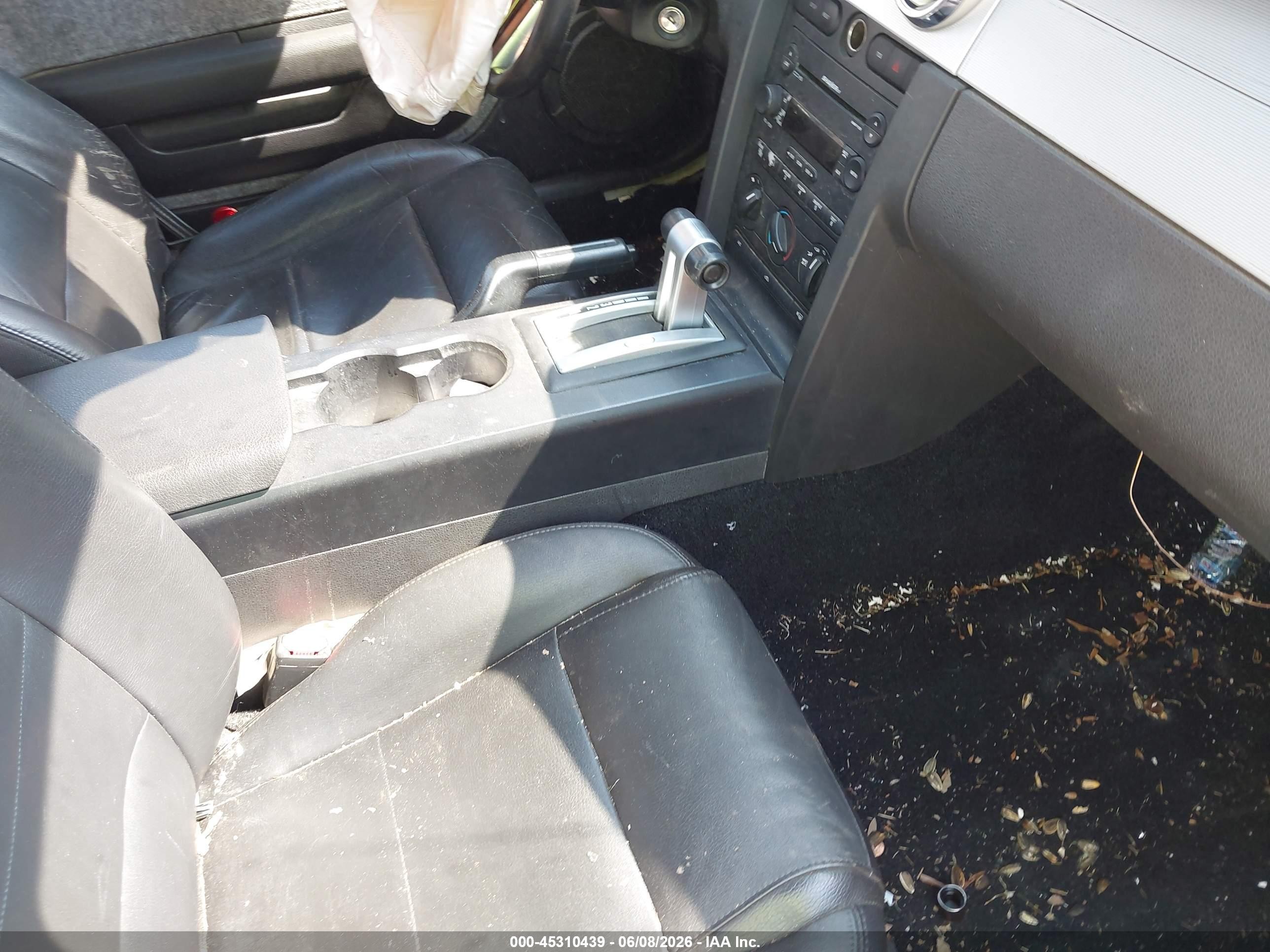 2005 Ford Mustang   White vin: 1ZVFT84N755234276