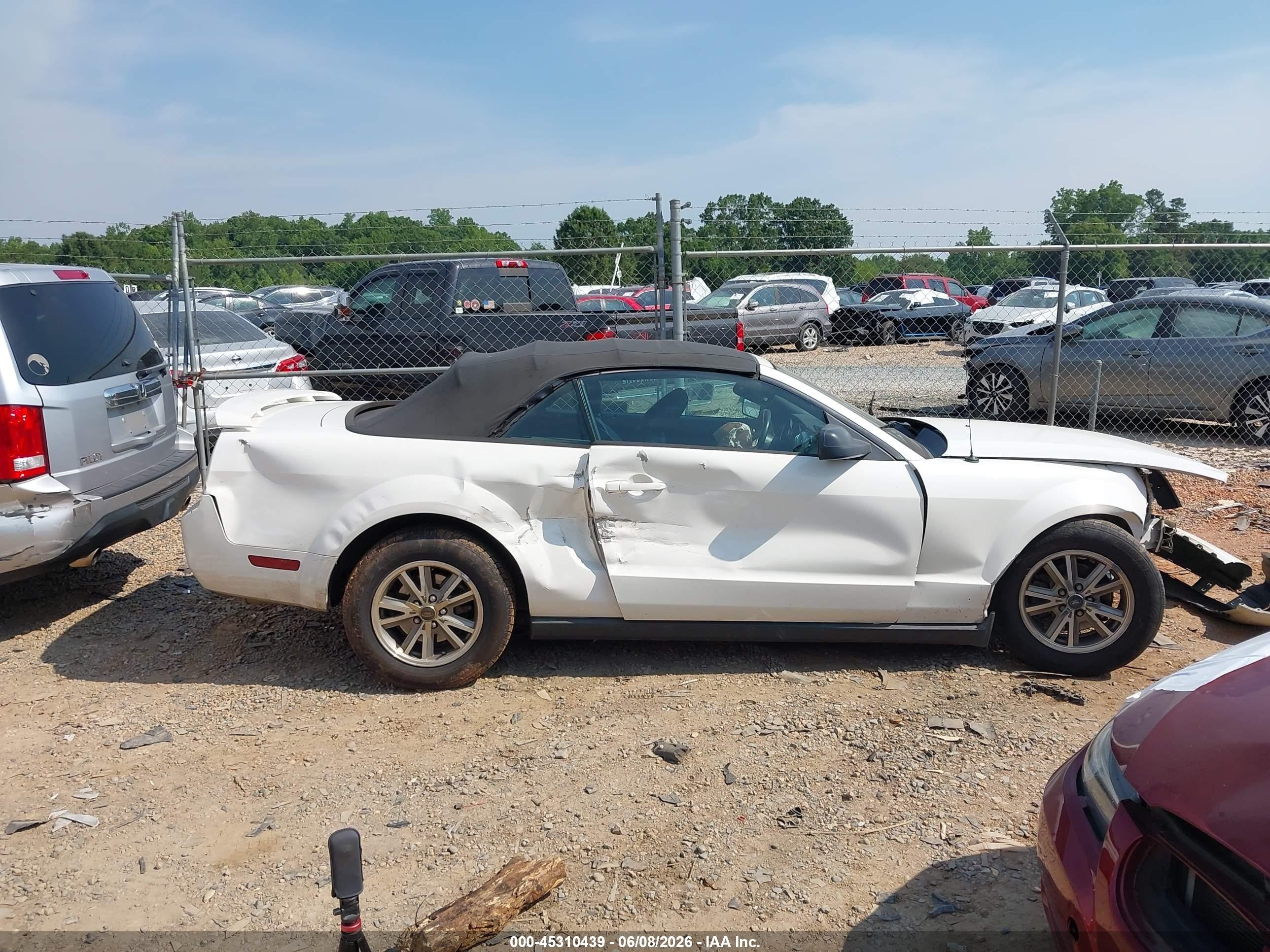 2005 Ford Mustang   White vin: 1ZVFT84N755234276