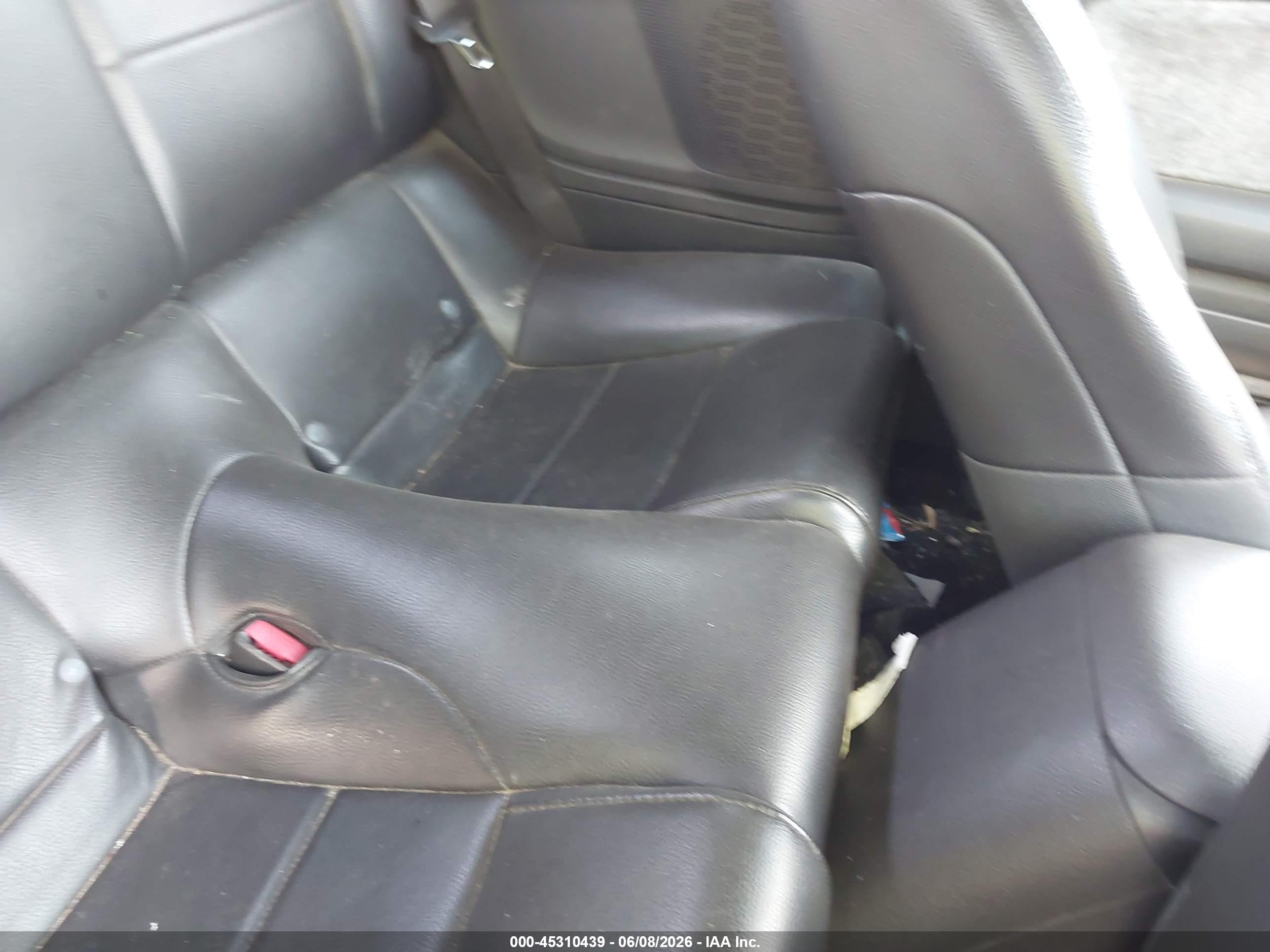 2005 Ford Mustang   White vin: 1ZVFT84N755234276