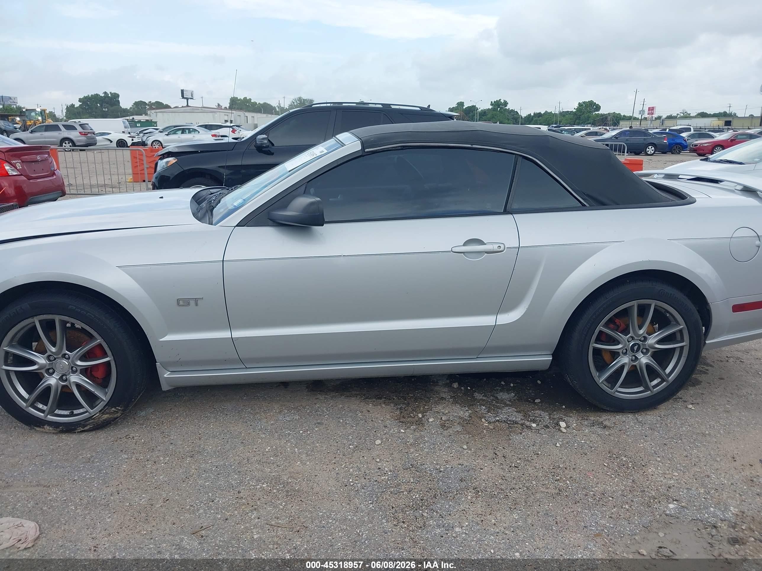 2006 Ford Mustang Gt Серебряный vin: 1ZVFT85H165163554