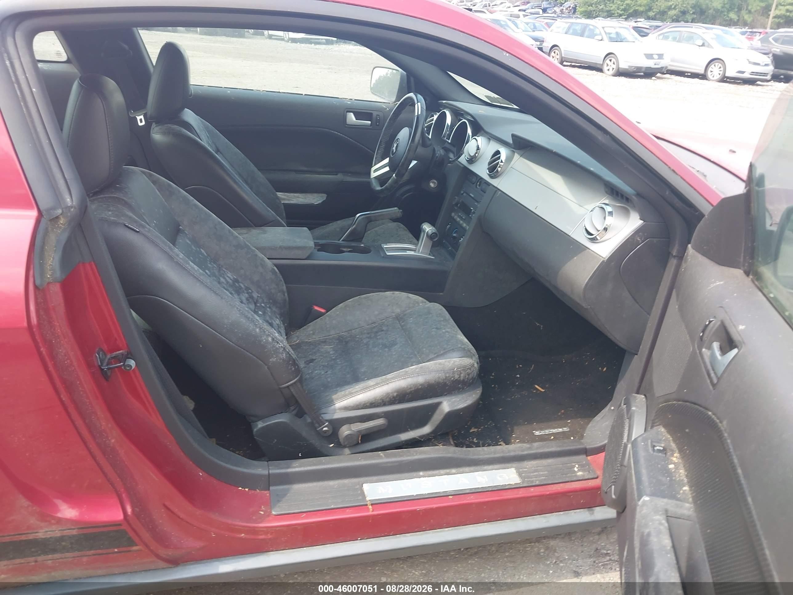 2006 Ford Mustang V6 Red vin: 1ZVHT80N065160120