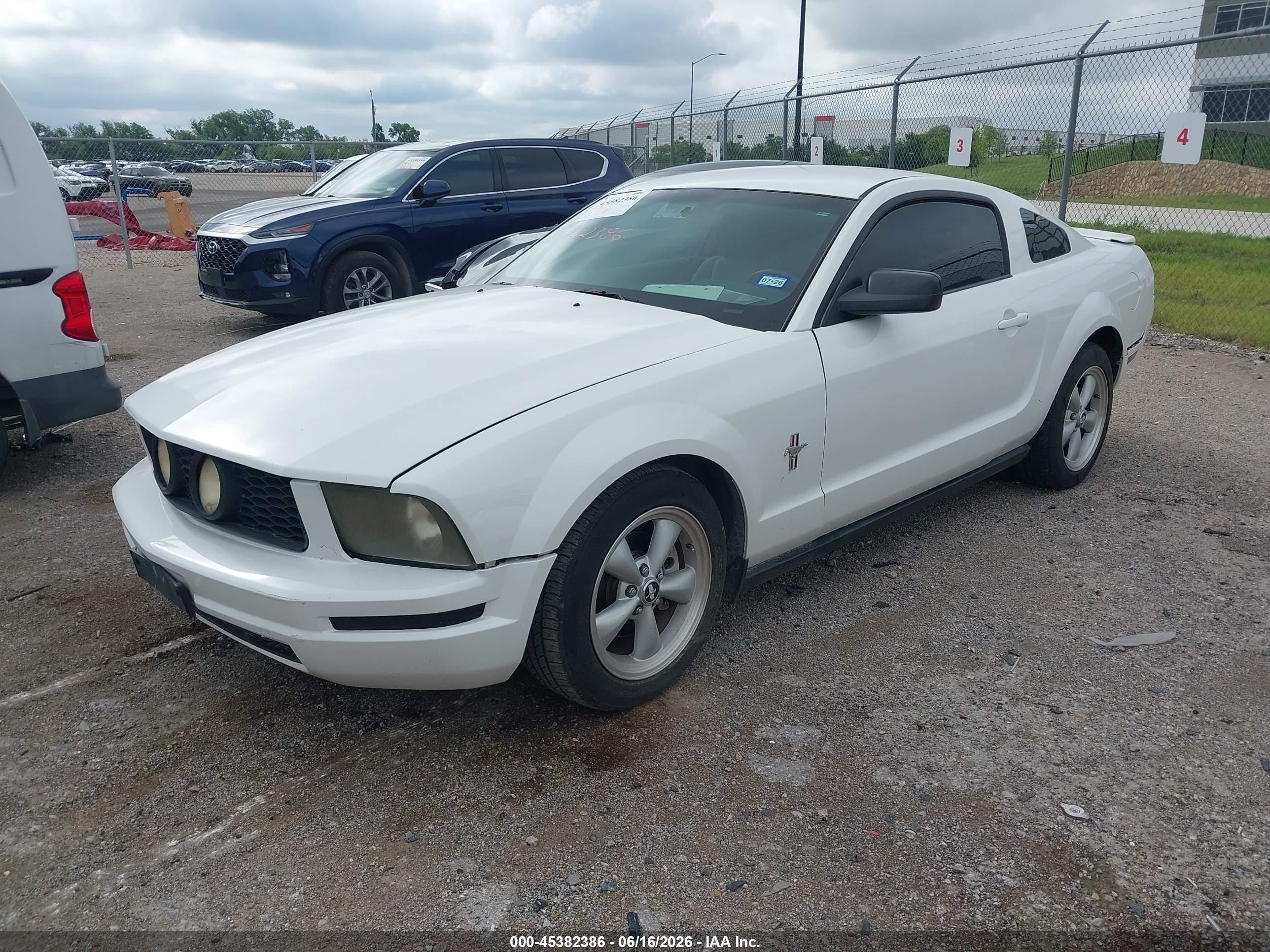 2007 Ford Mustang V6 Deluxe/v6 Premium White vin: 1ZVHT80N075366345
