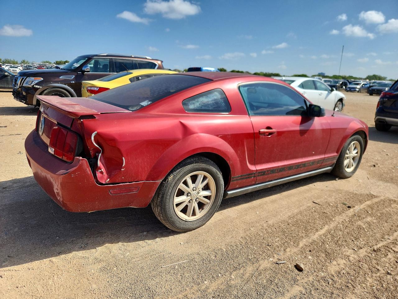 2008 Ford Mustang Red vin: 1ZVHT80N085111843
