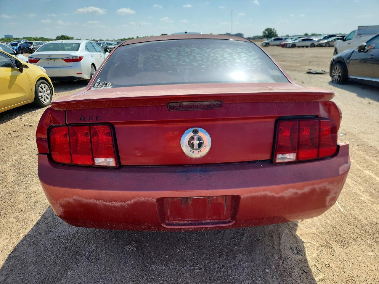 2008 Ford Mustang Red vin: 1ZVHT80N085111843