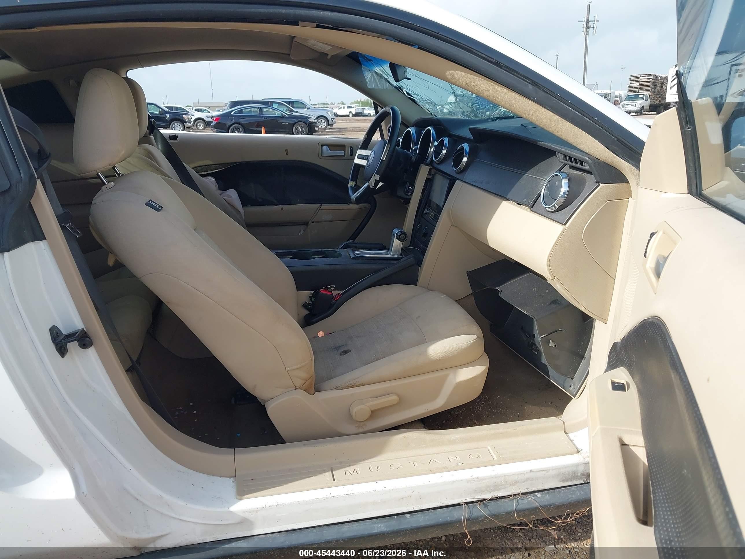 2009 Ford Mustang V6/v6 Premium White vin: 1ZVHT80N095114727