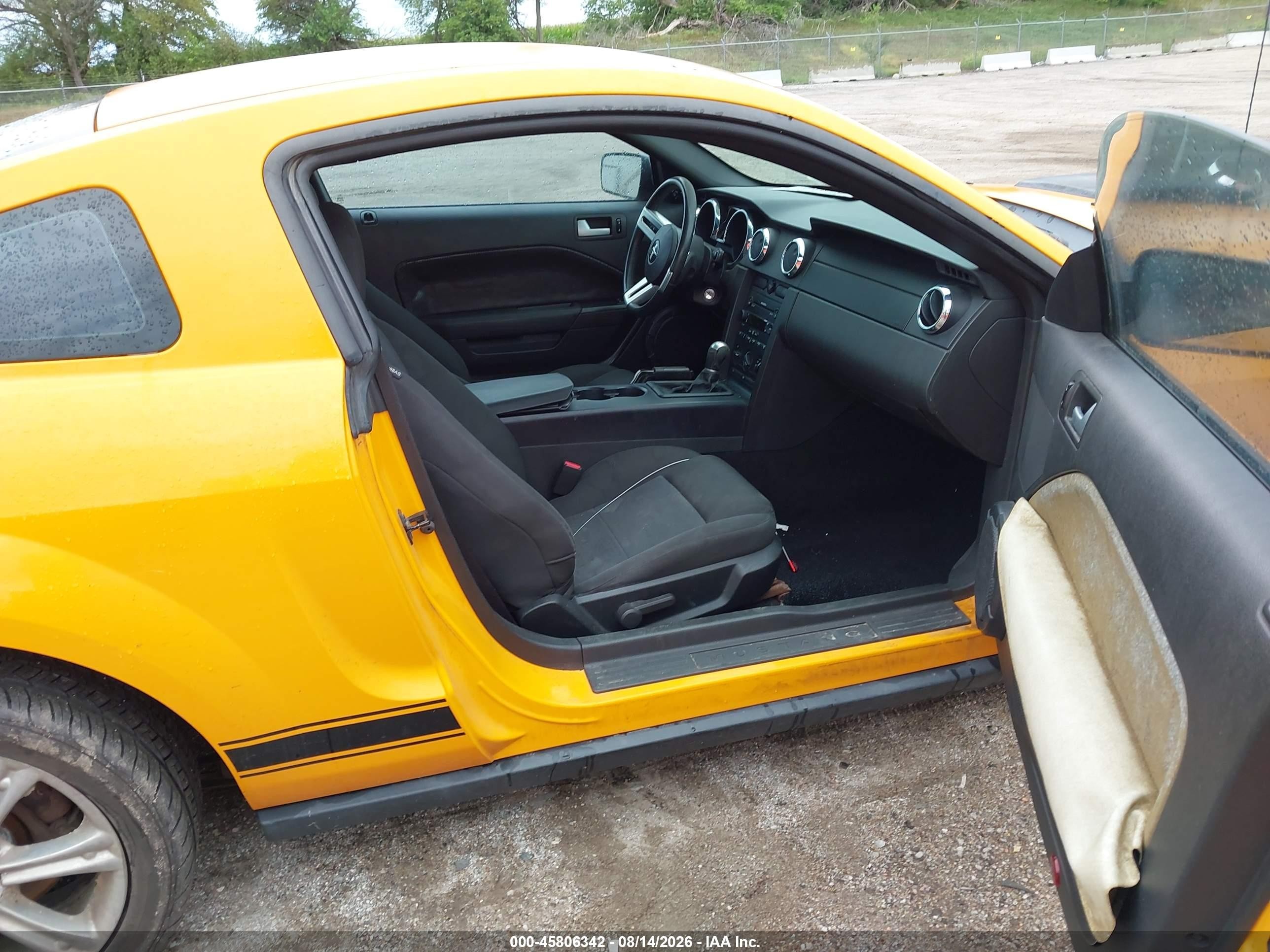 2007 Ford Mustang V6 Deluxe/v6 Premium Оранжевый vin: 1ZVHT80N175215367
