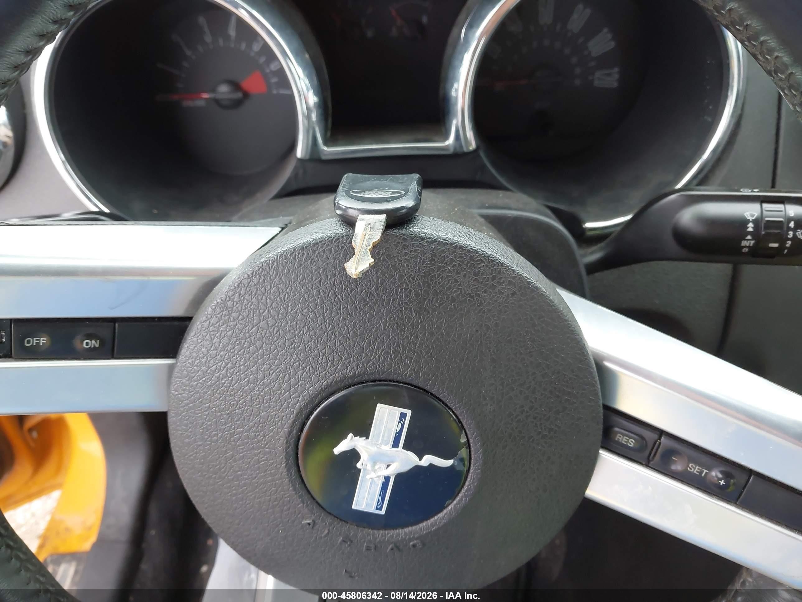 2007 Ford Mustang V6 Deluxe/v6 Premium Оранжевый vin: 1ZVHT80N175215367