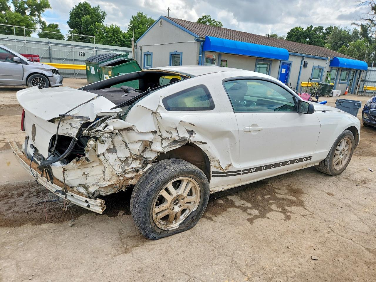 2007 Ford Mustang White vin: 1ZVHT80N275247535