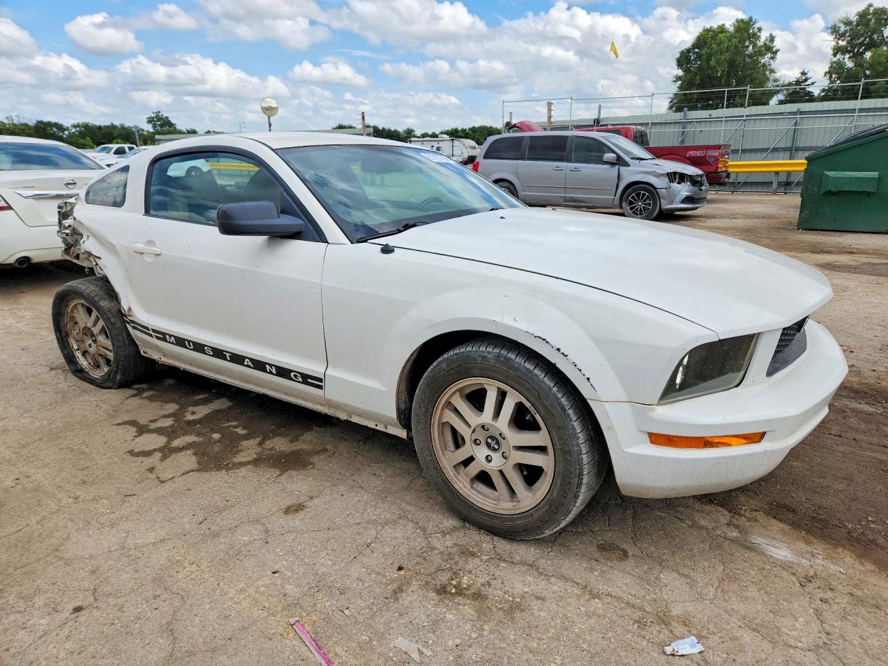 2007 Ford Mustang White vin: 1ZVHT80N275247535