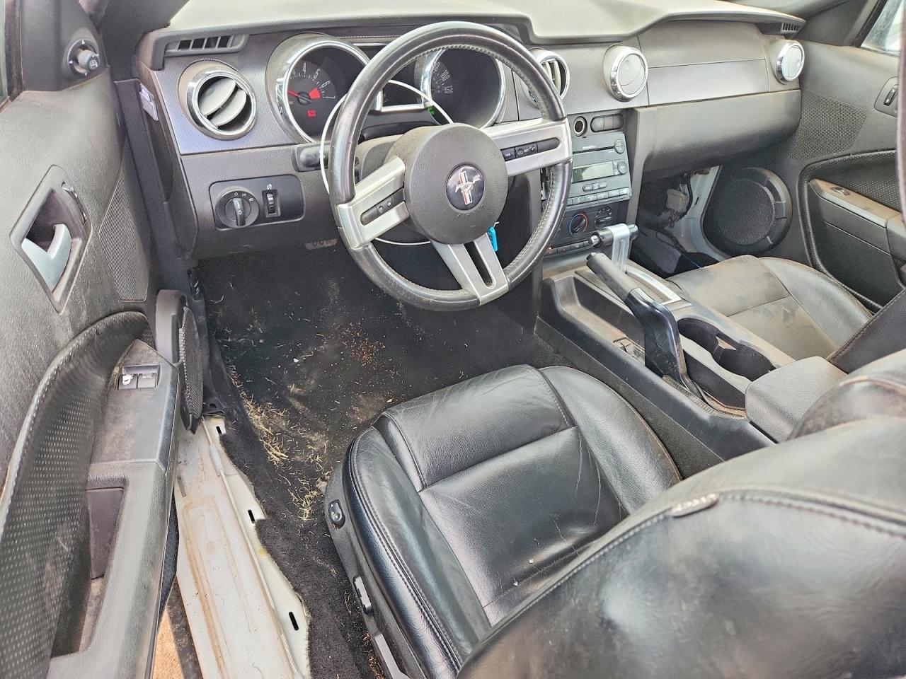 2007 Ford Mustang White vin: 1ZVHT80N275247535