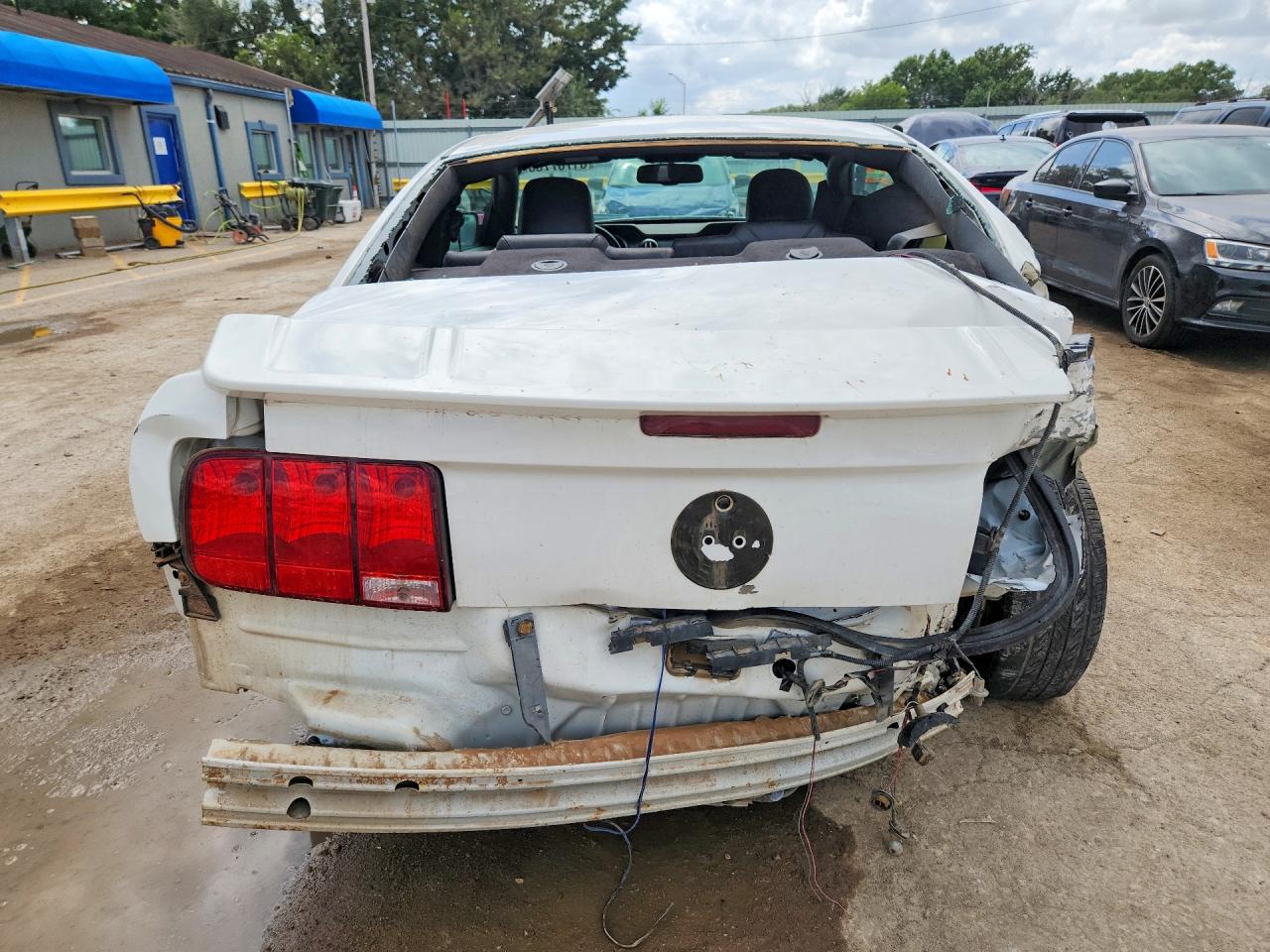 2007 Ford Mustang White vin: 1ZVHT80N275247535