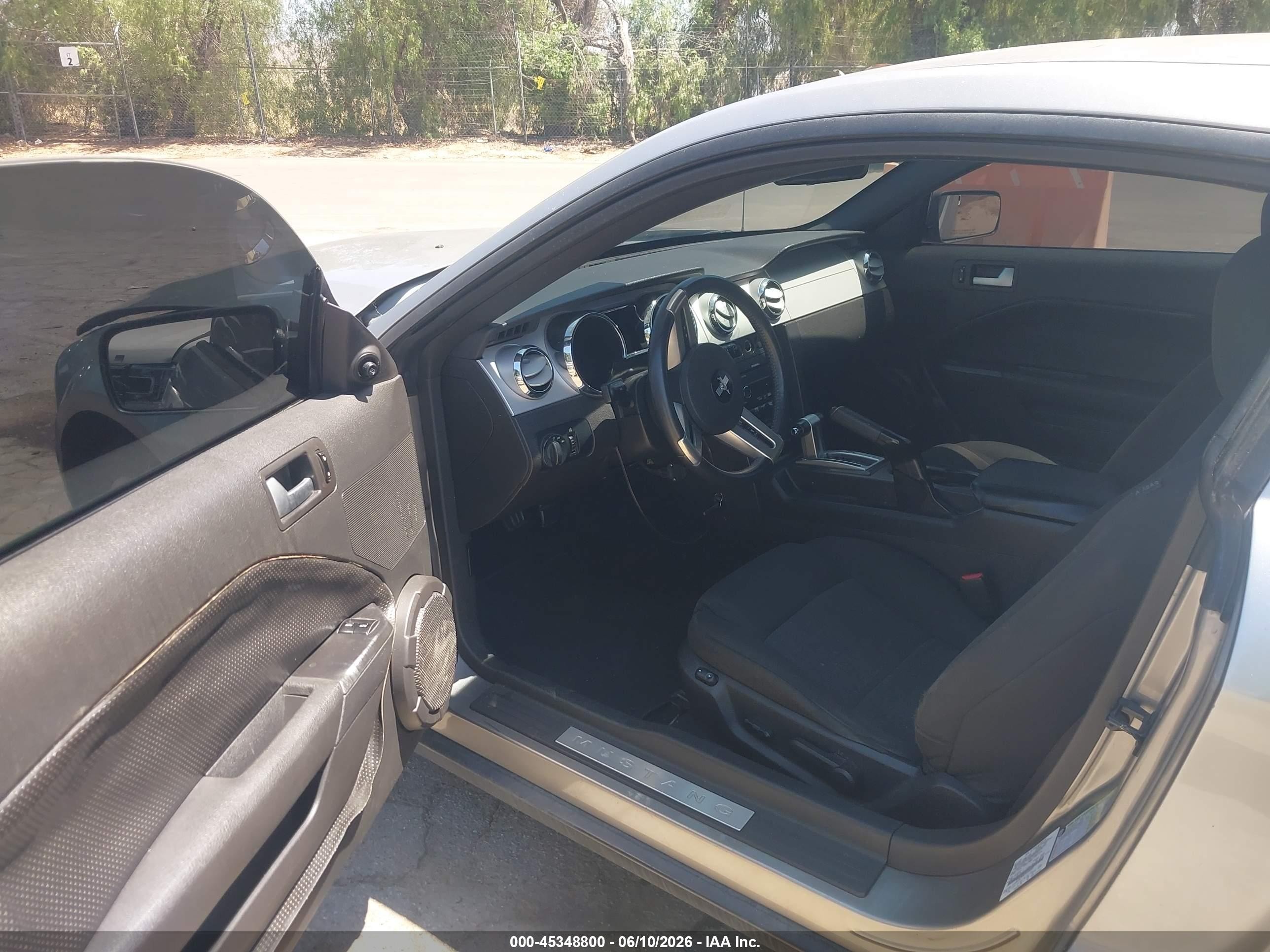 2009 Ford Mustang V6/v6 Premium Серебряный vin: 1ZVHT80N295106001