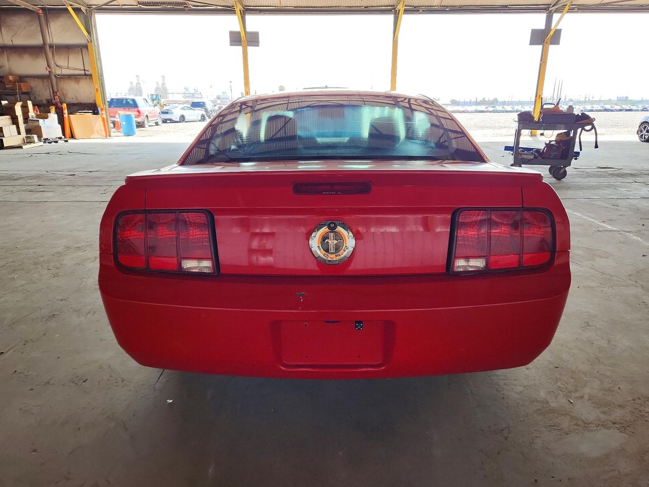 2008 Ford Mustang Red vin: 1ZVHT80N385187671