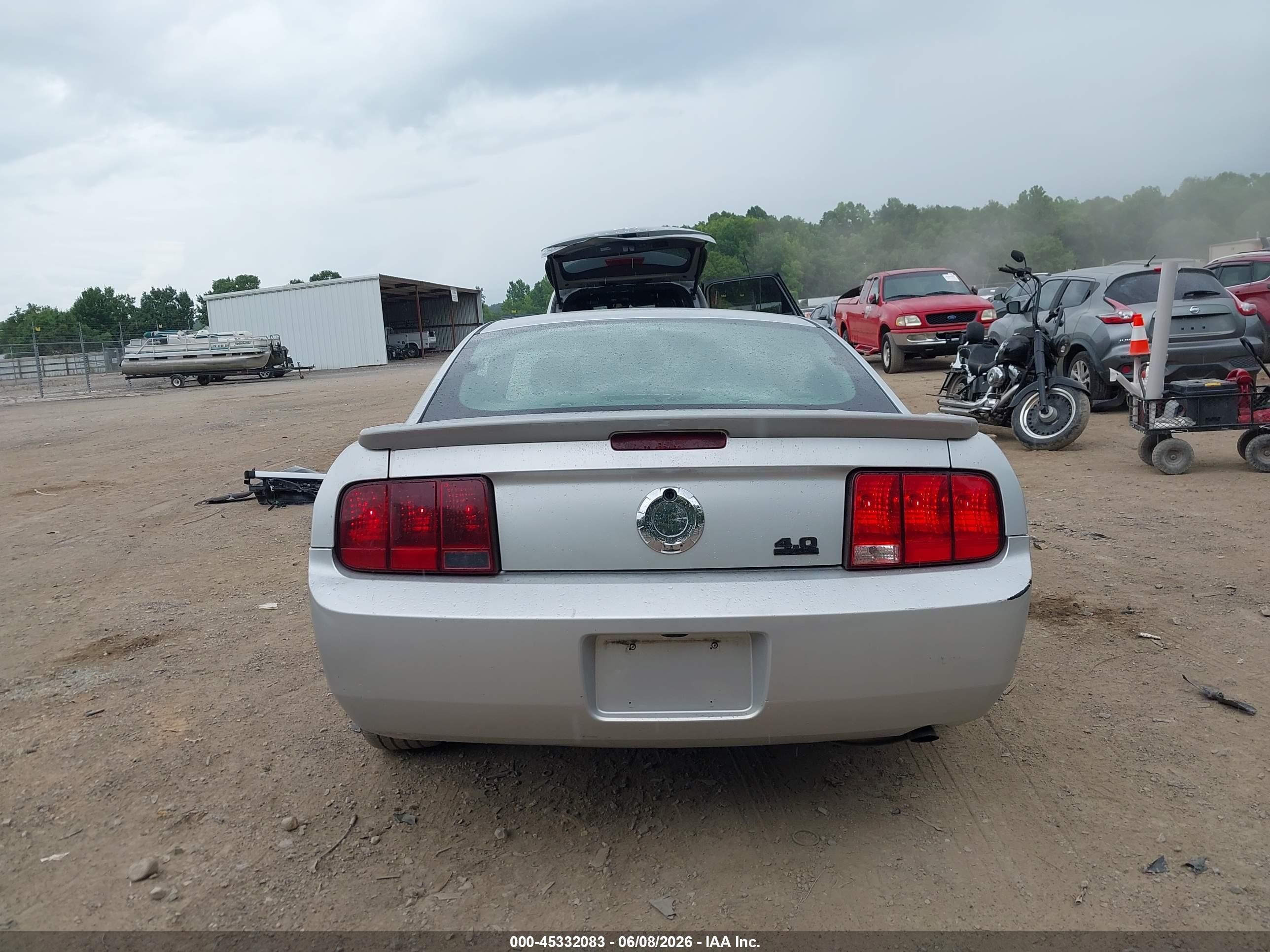 2008 Ford Mustang V6 Deluxe/v6 Premium Silver vin: 1ZVHT80N385208339
