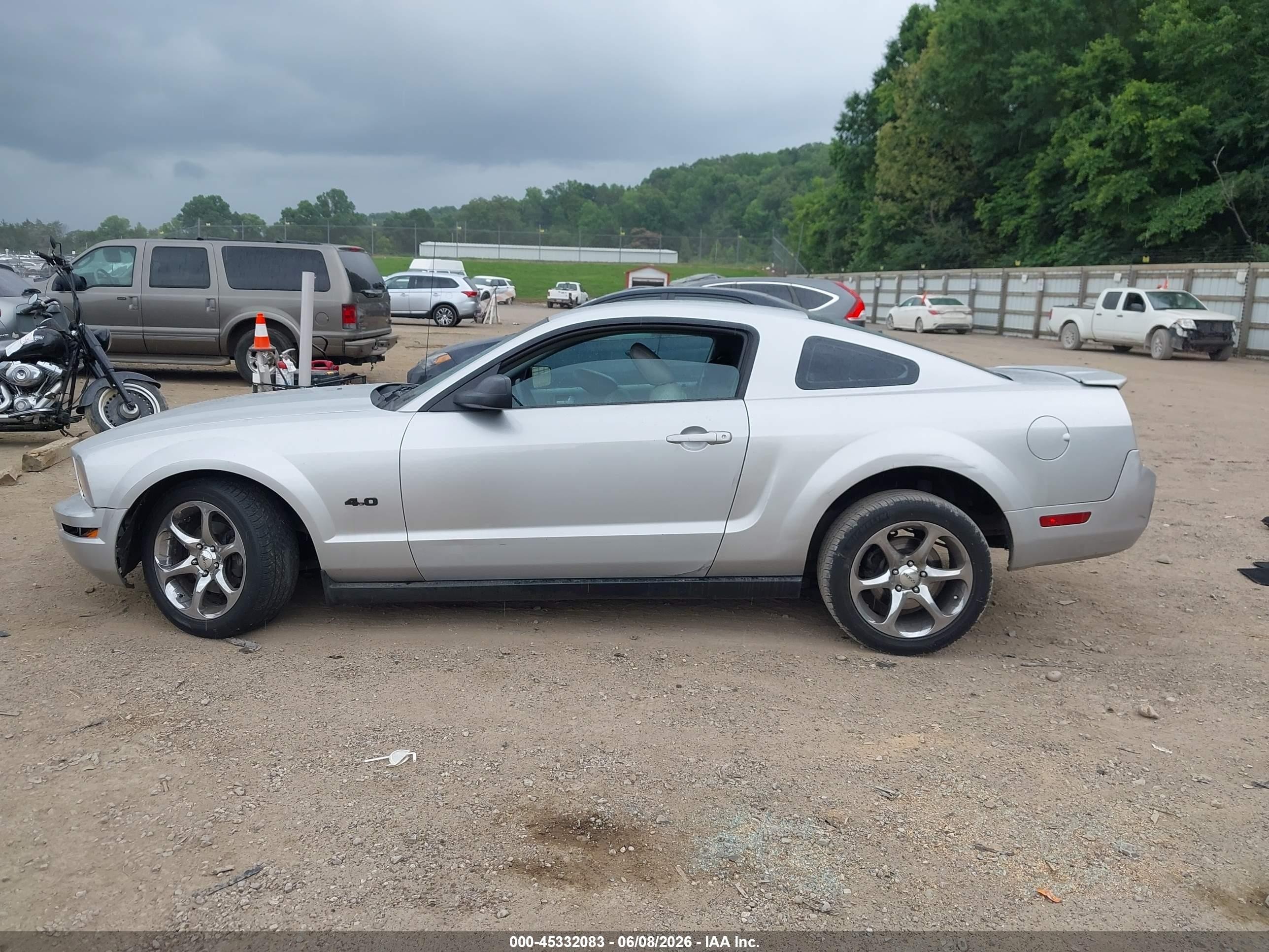 2008 Ford Mustang V6 Deluxe/v6 Premium Silver vin: 1ZVHT80N385208339