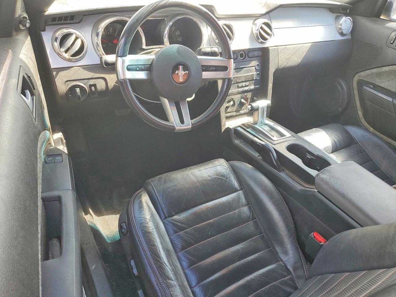 2008 Ford Mustang White vin: 1ZVHT80N485102076