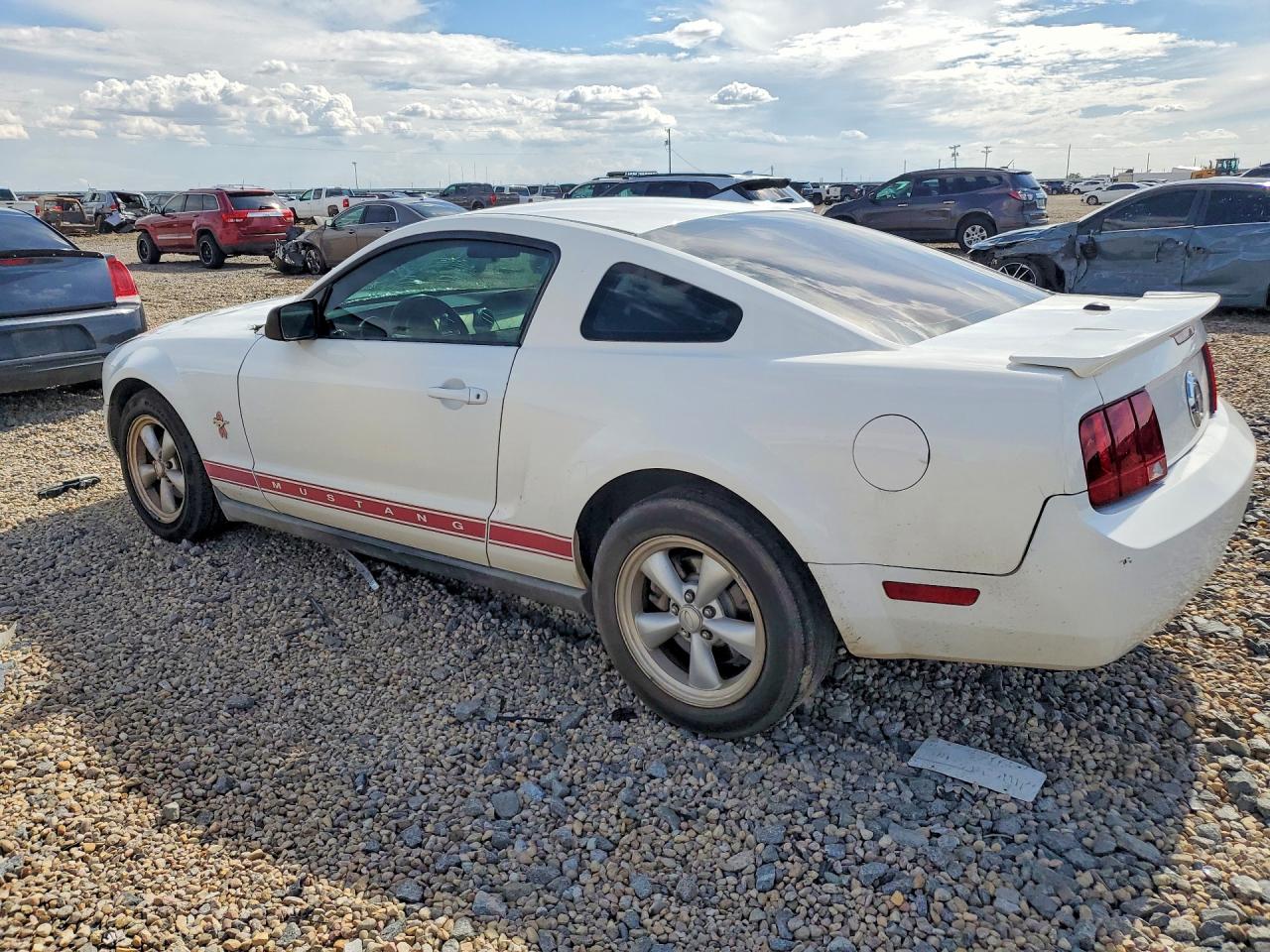 2008 Ford Mustang White vin: 1ZVHT80N485102076