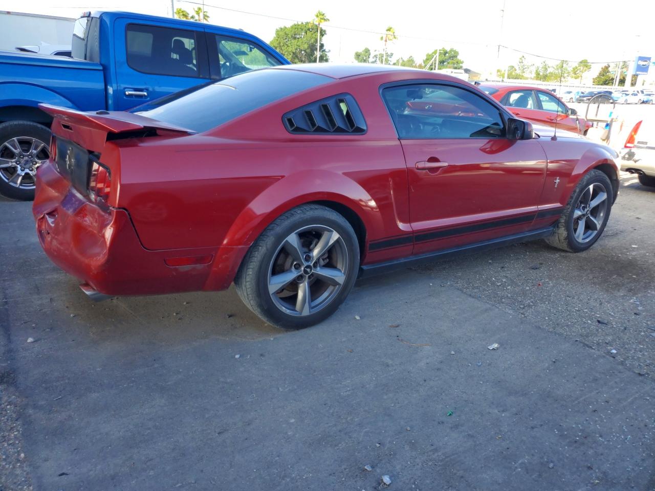 2008 Ford Mustang Red vin: 1ZVHT80N585106296