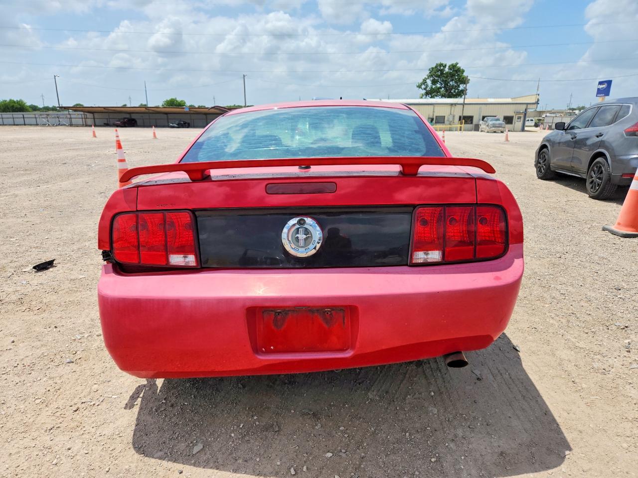 2008 Ford Mustang Red vin: 1ZVHT80N585138326