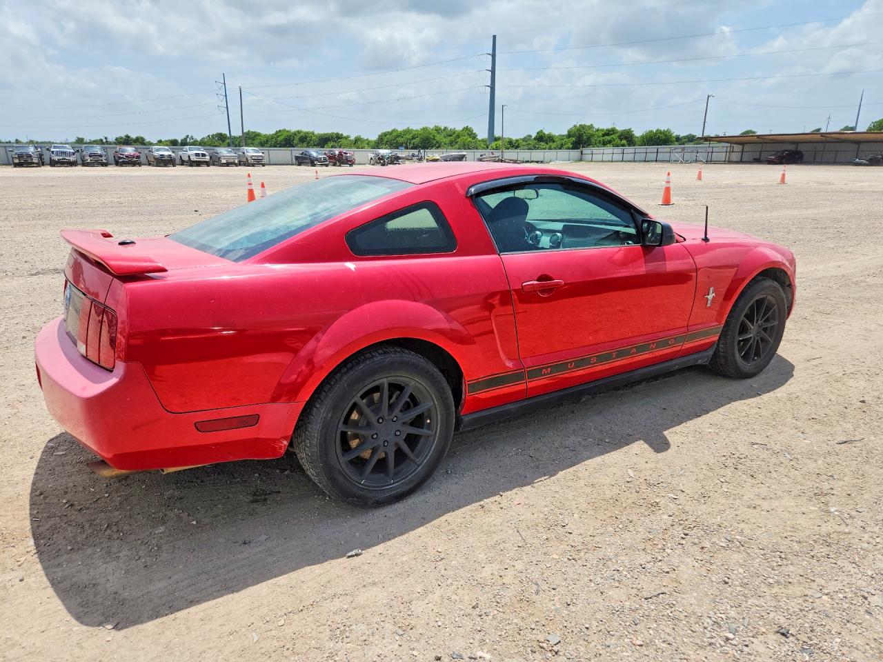 2008 Ford Mustang Red vin: 1ZVHT80N585138326