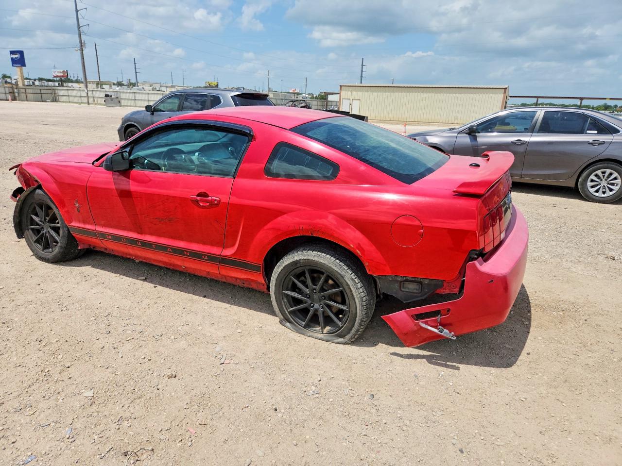 2008 Ford Mustang Red vin: 1ZVHT80N585138326