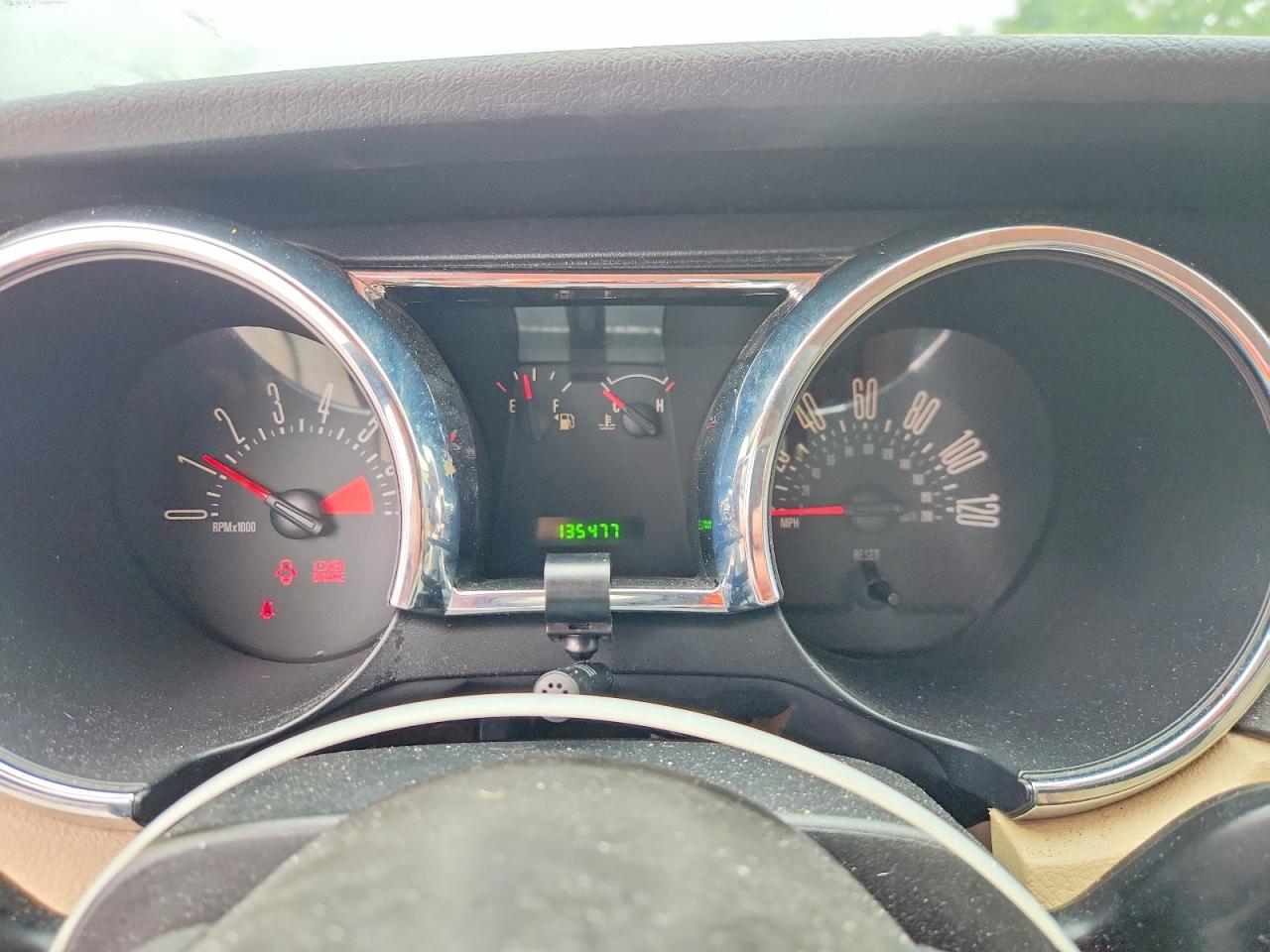 2008 Ford Mustang Red vin: 1ZVHT80N585148774