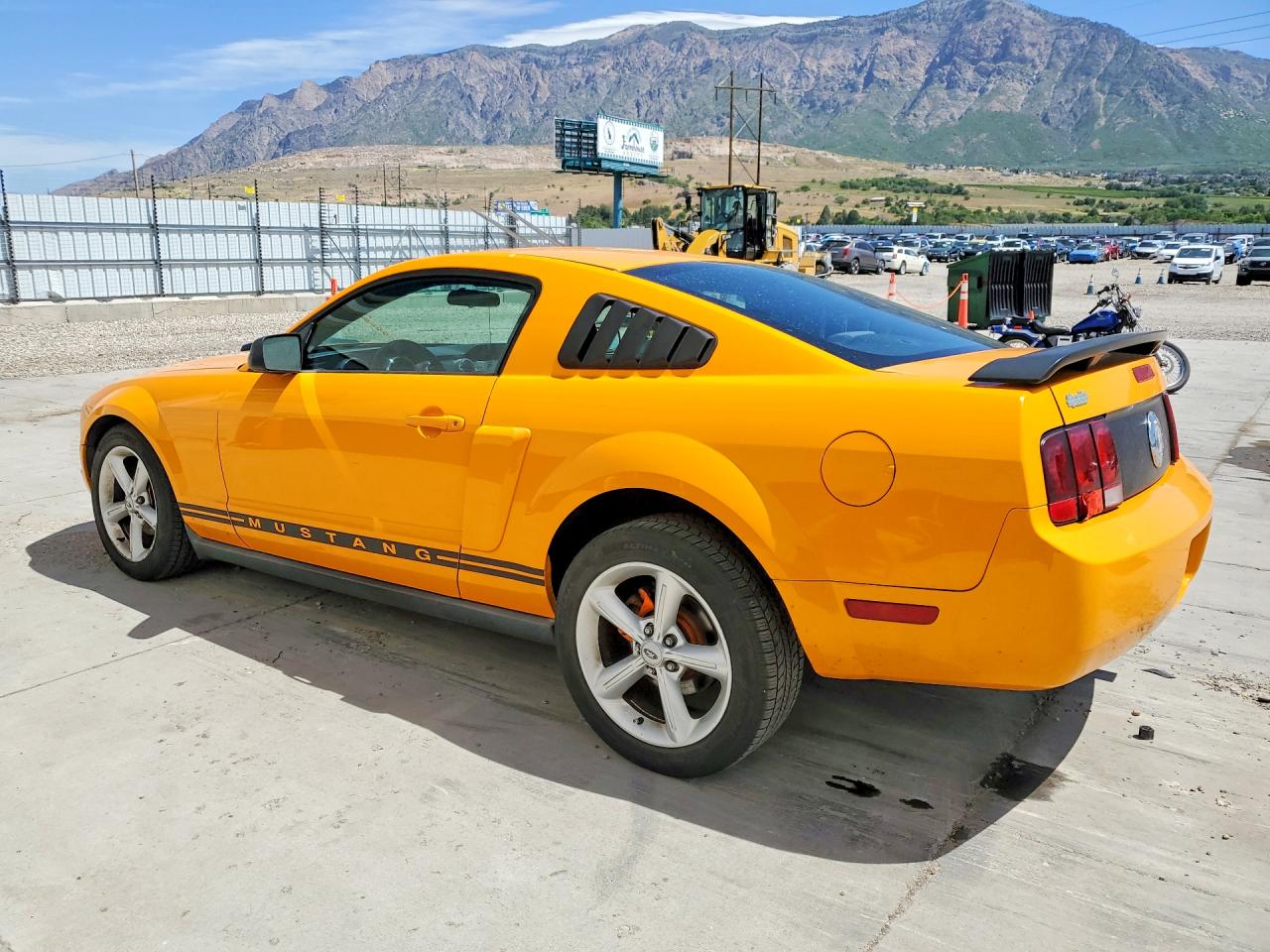 2008 Ford Mustang Orange vin: 1ZVHT80N585196288