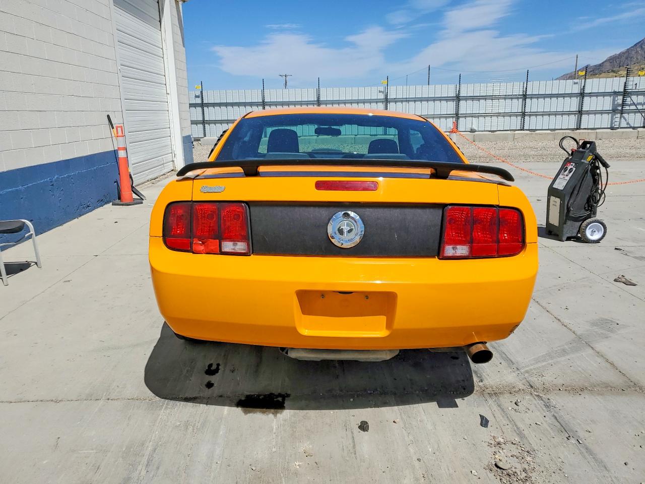 2008 Ford Mustang Orange vin: 1ZVHT80N585196288