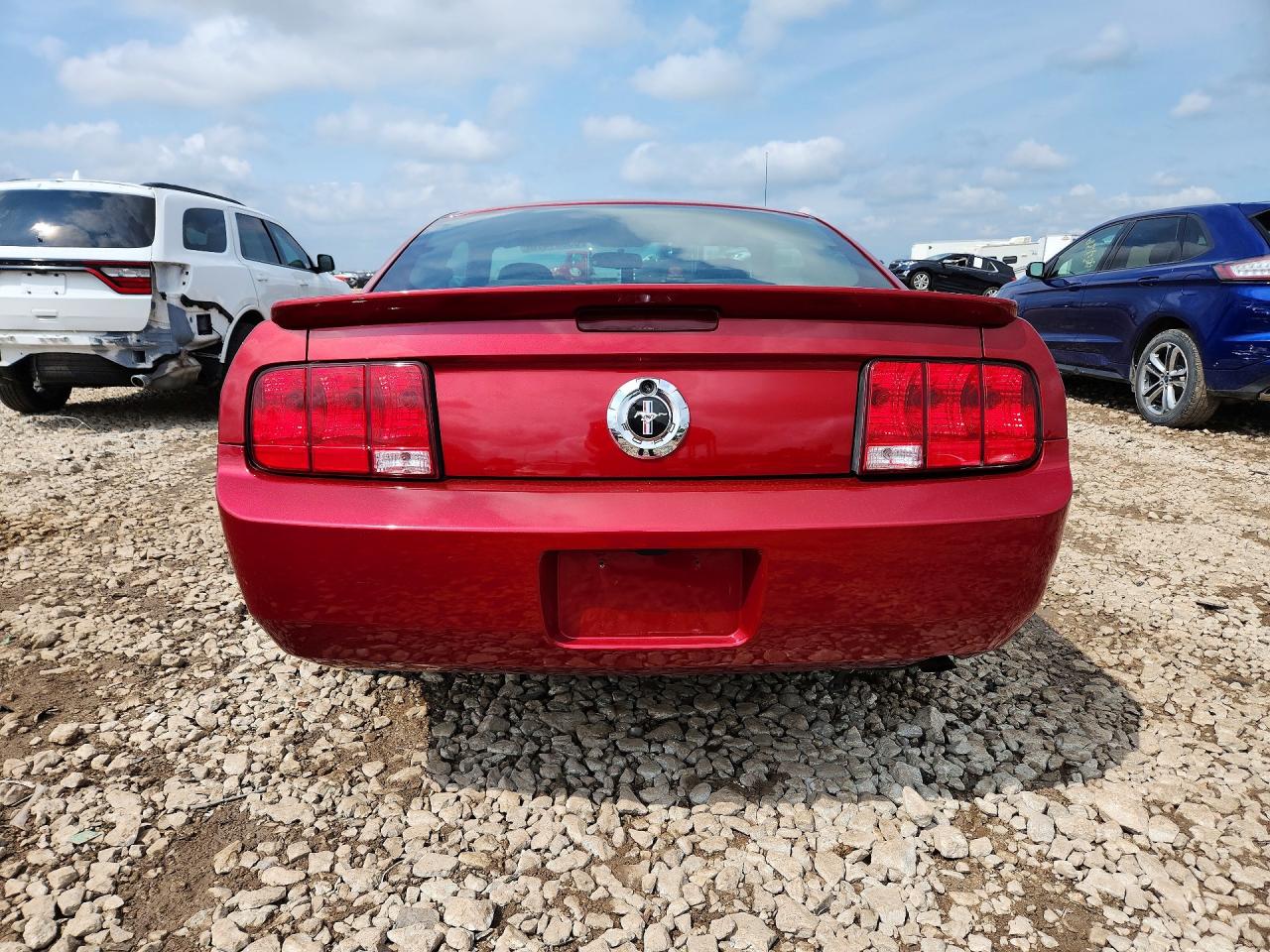 2007 Ford Mustang Red vin: 1ZVHT80N675335181