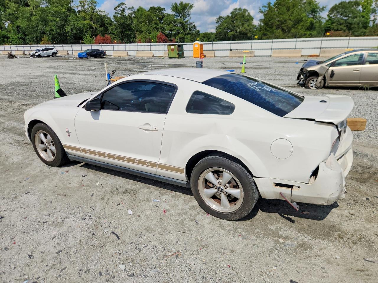 2008 Ford Mustang White vin: 1ZVHT80N685130851