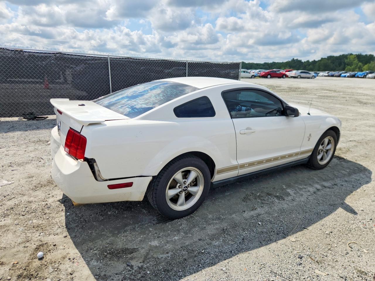 2008 Ford Mustang White vin: 1ZVHT80N685130851