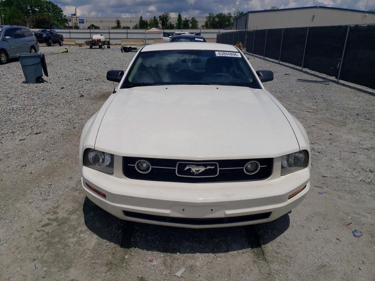 2008 Ford Mustang White vin: 1ZVHT80N685130851