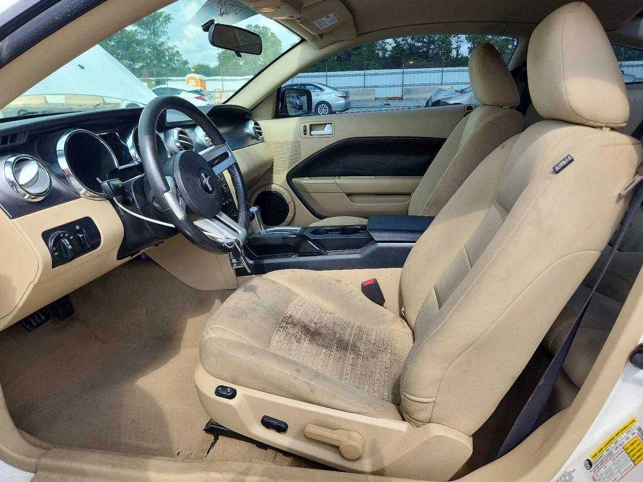 2008 Ford Mustang White vin: 1ZVHT80N685130851