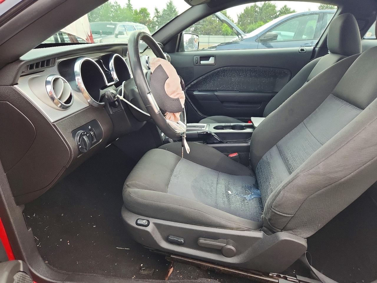2008 Ford Mustang Red vin: 1ZVHT80N685178351