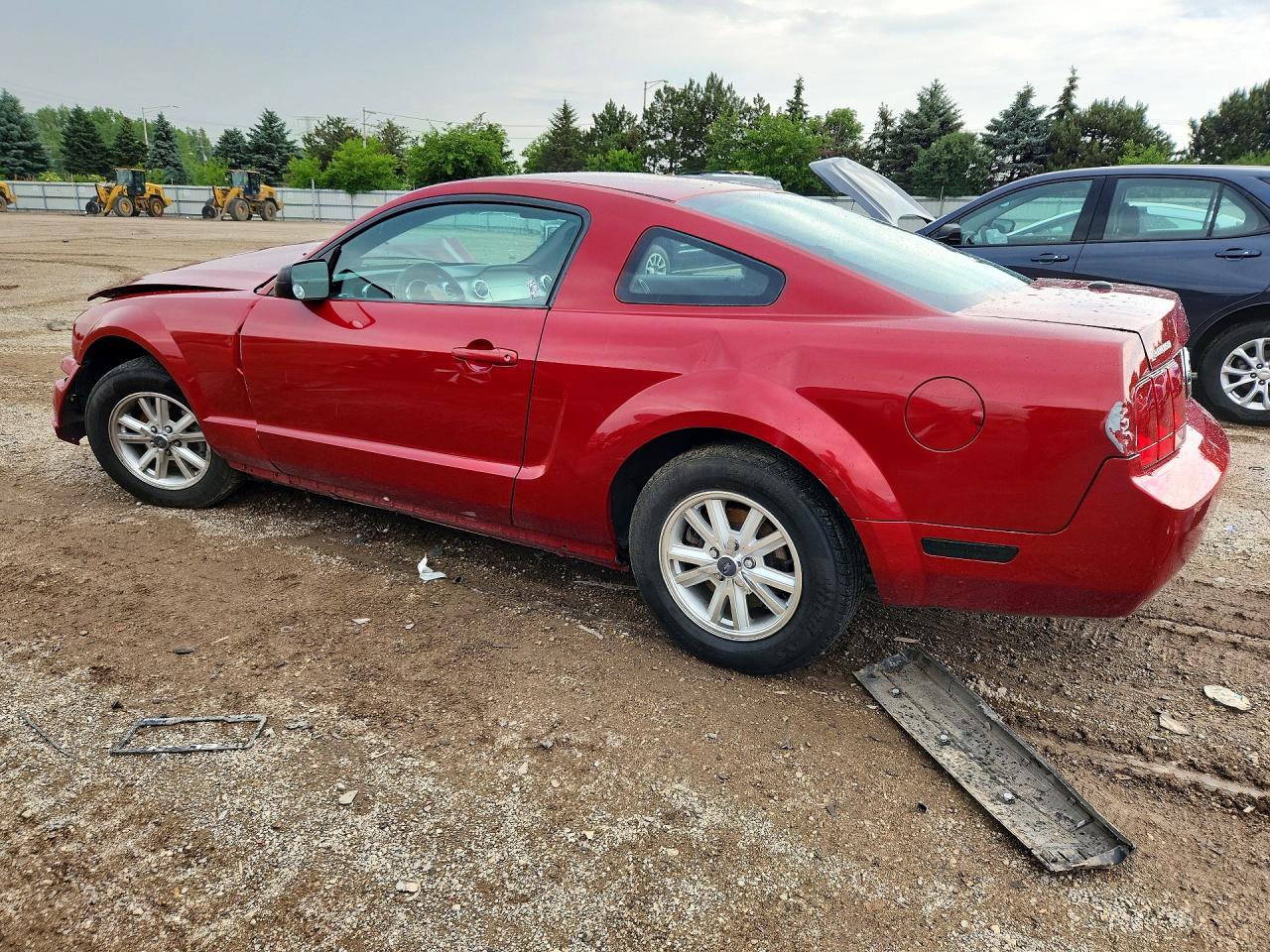 2008 Ford Mustang Red vin: 1ZVHT80N685178351