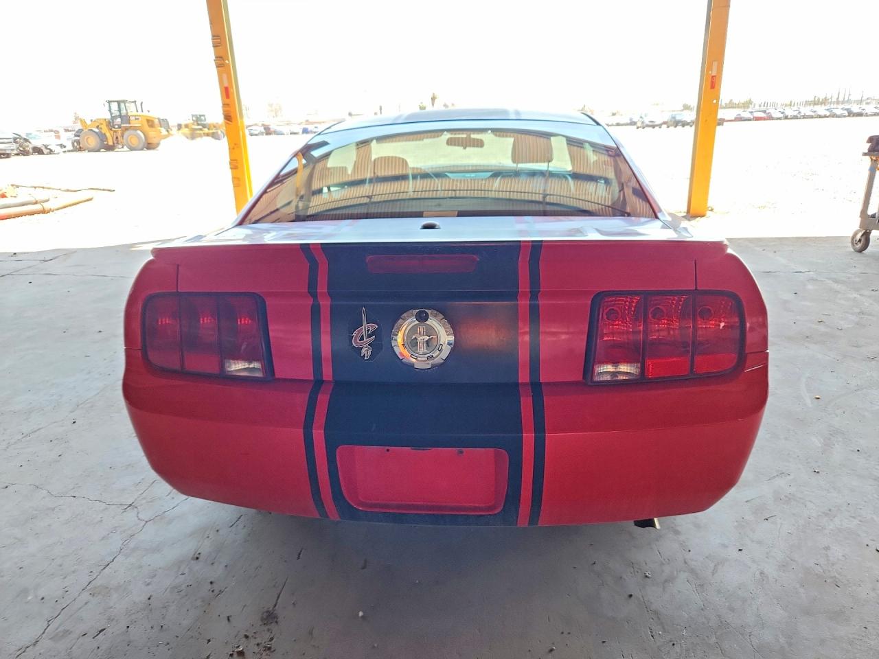 2007 Ford Mustang Red vin: 1ZVHT80N775224316