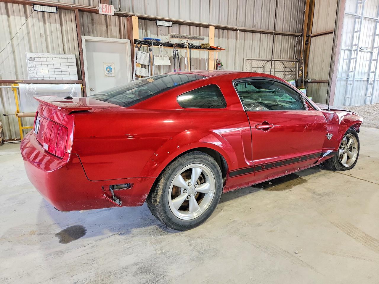 2009 Ford Mustang Red vin: 1ZVHT80N795102333