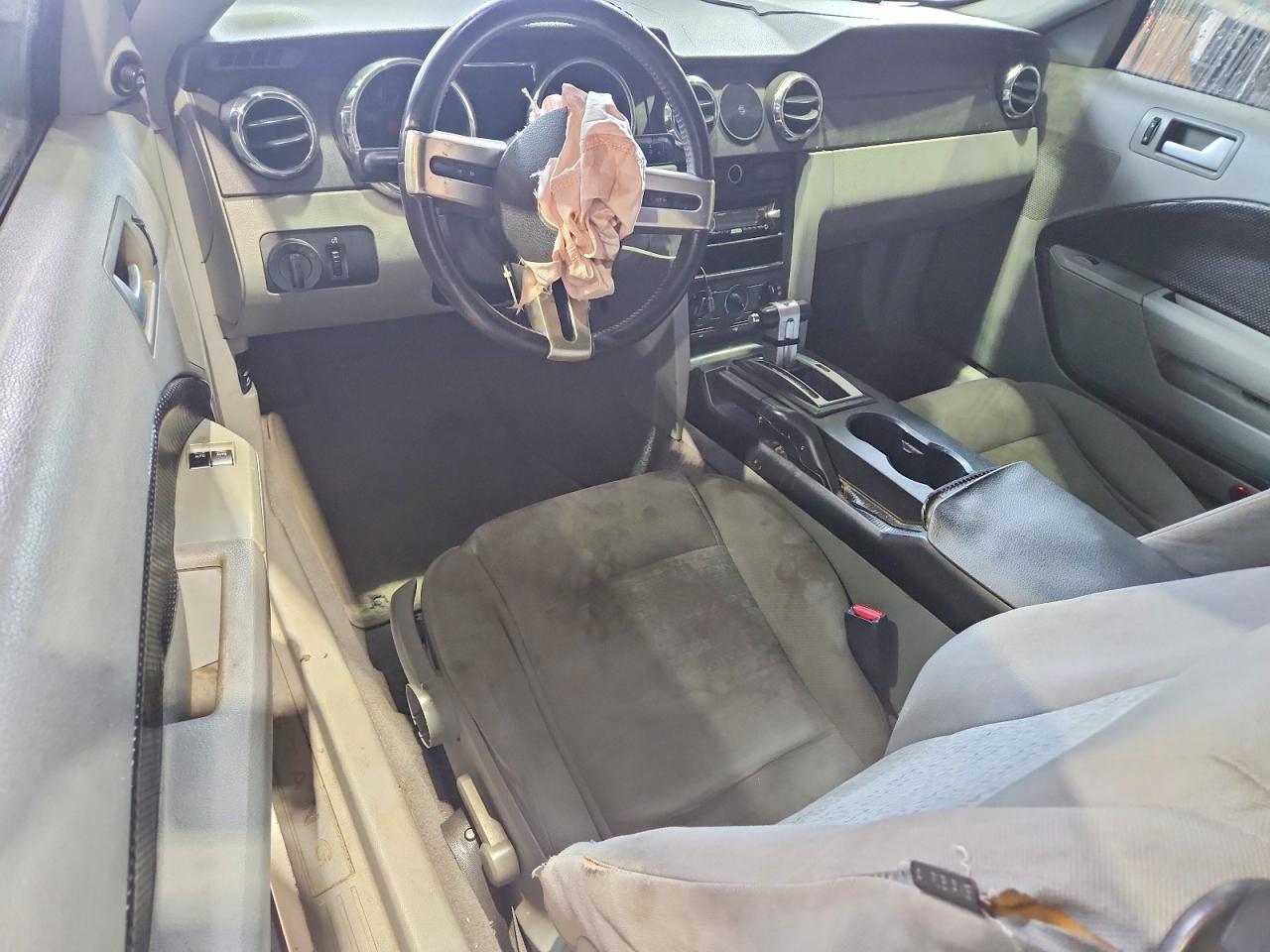 2009 Ford Mustang White vin: 1ZVHT80N795110898