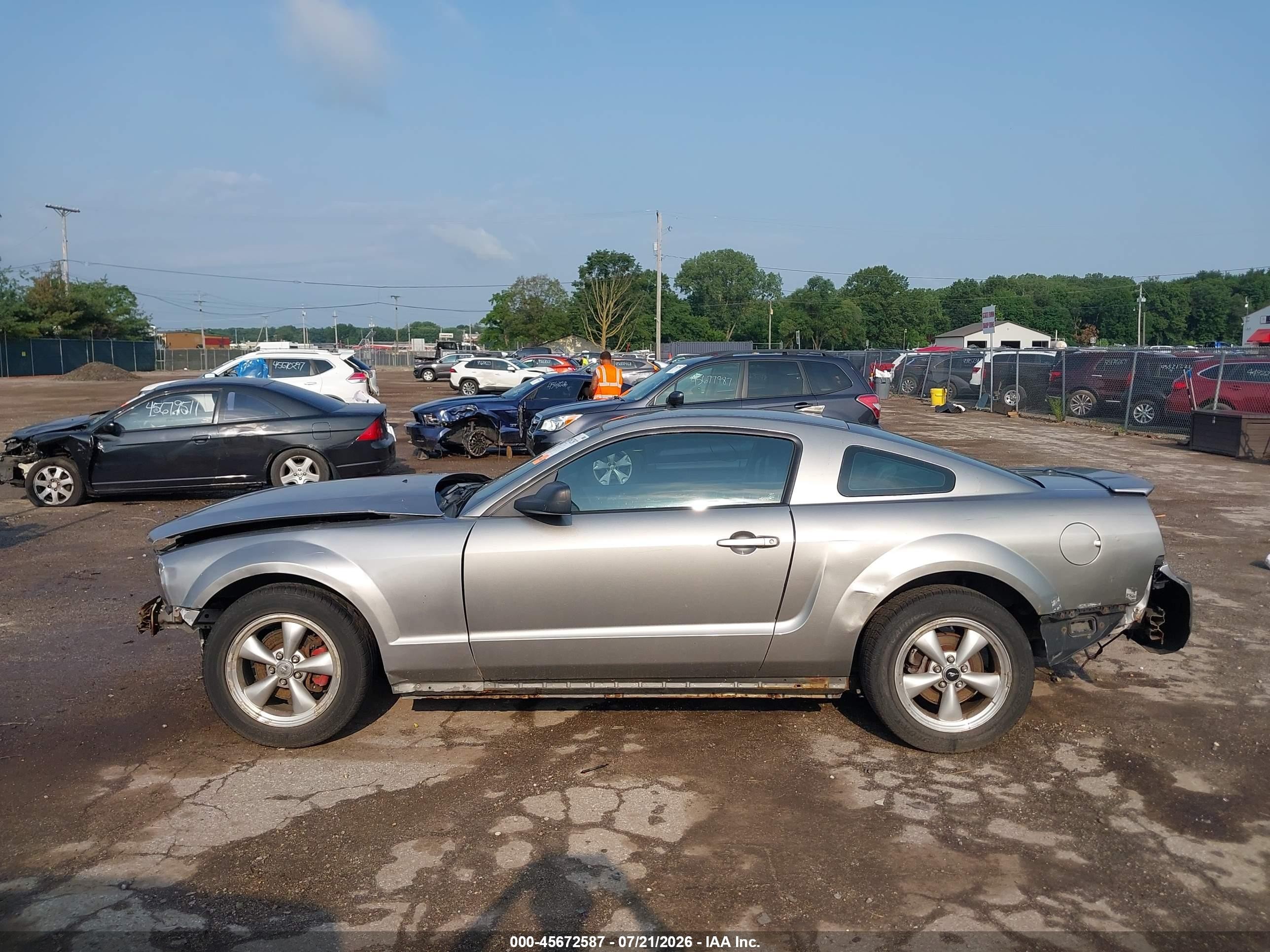 2008 Ford Mustang V6 Deluxe/v6 Premium Silver vin: 1ZVHT80N885120628