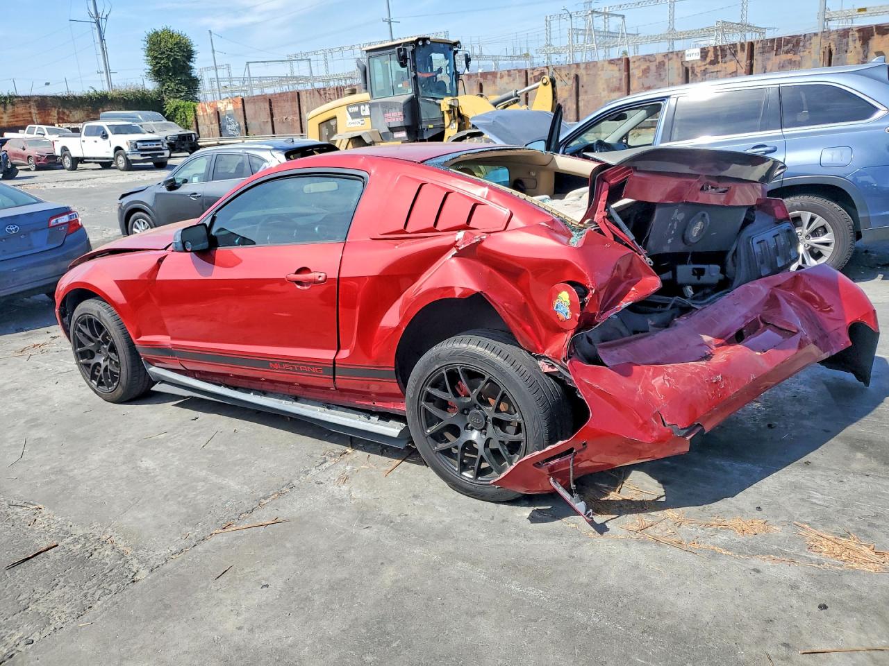 2008 Ford Mustang Red vin: 1ZVHT80N885196544