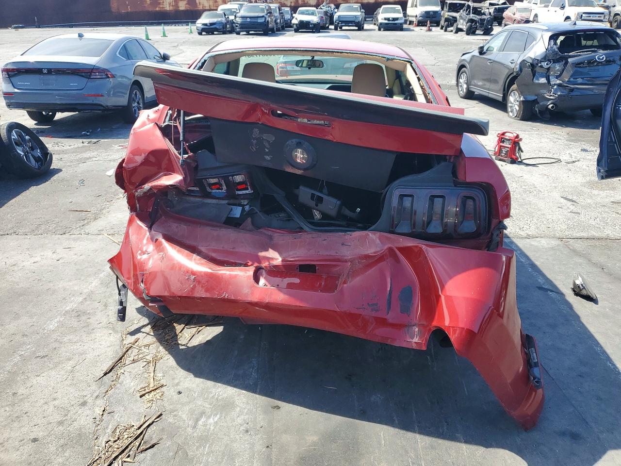 2008 Ford Mustang Red vin: 1ZVHT80N885196544