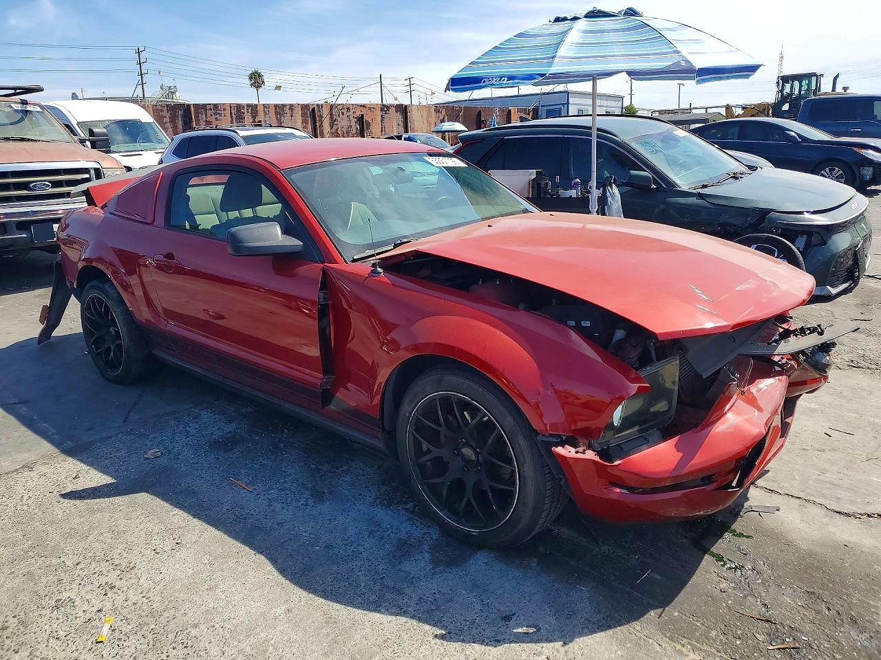 2008 Ford Mustang Red vin: 1ZVHT80N885196544