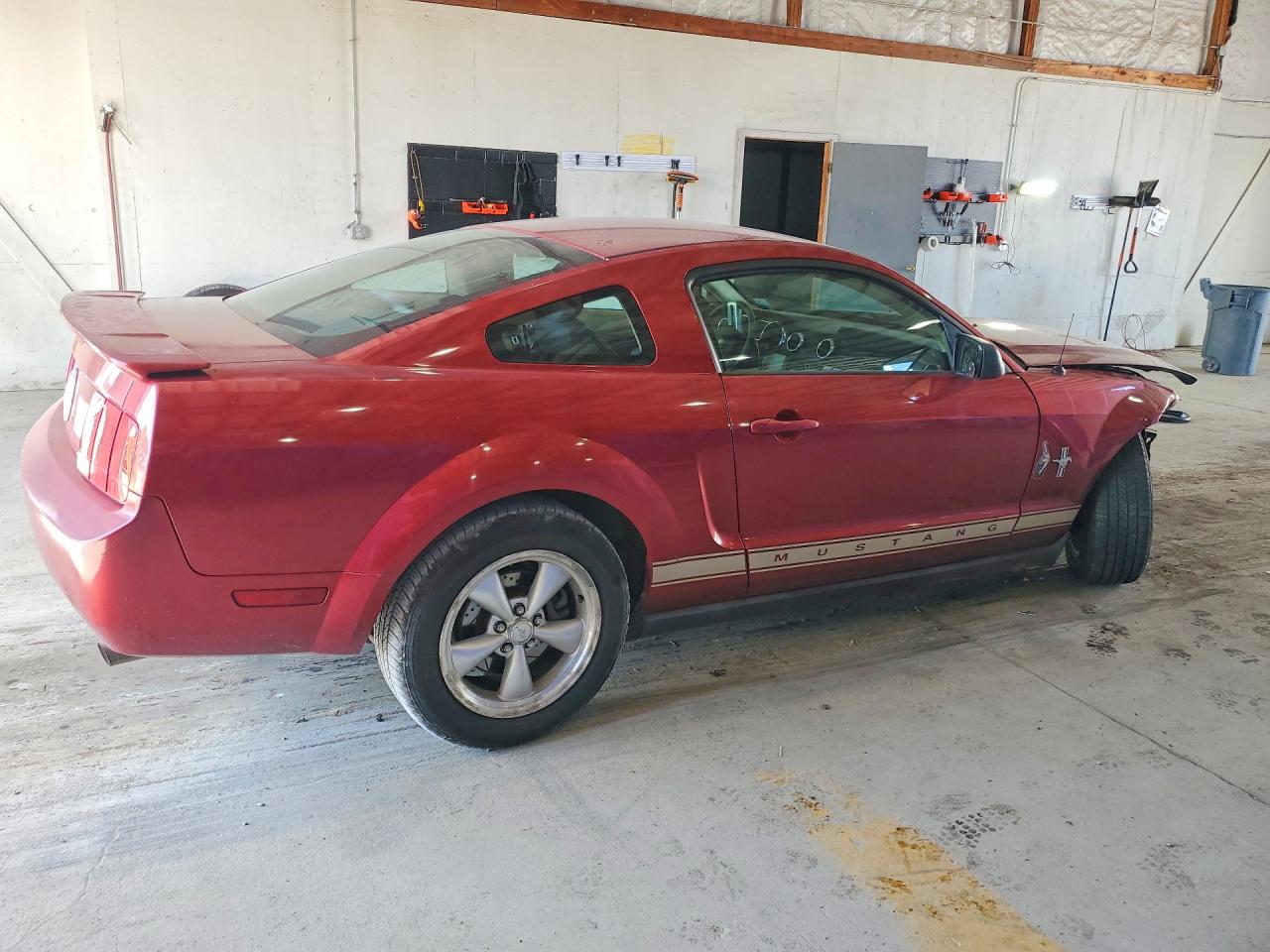 2007 Ford Mustang Red vin: 1ZVHT80N975362861