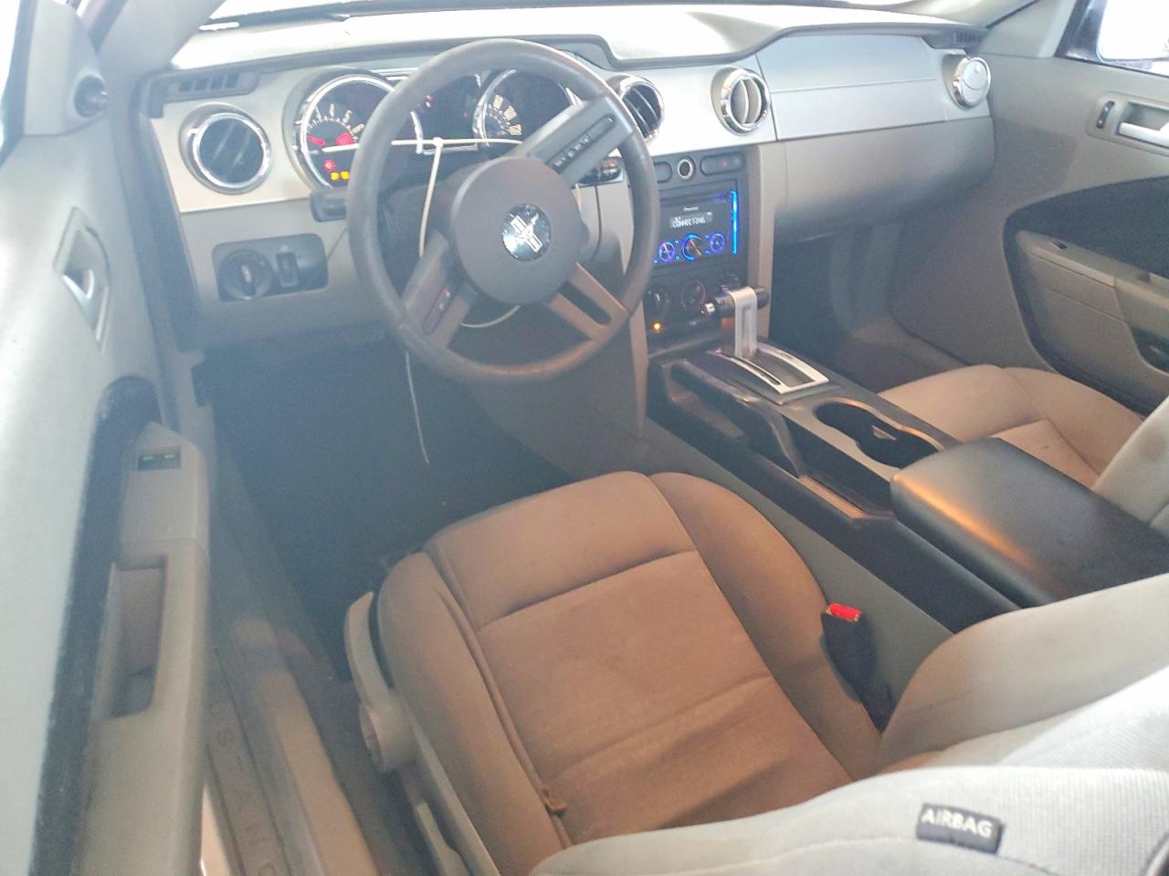 2008 Ford Mustang White vin: 1ZVHT80N985115437