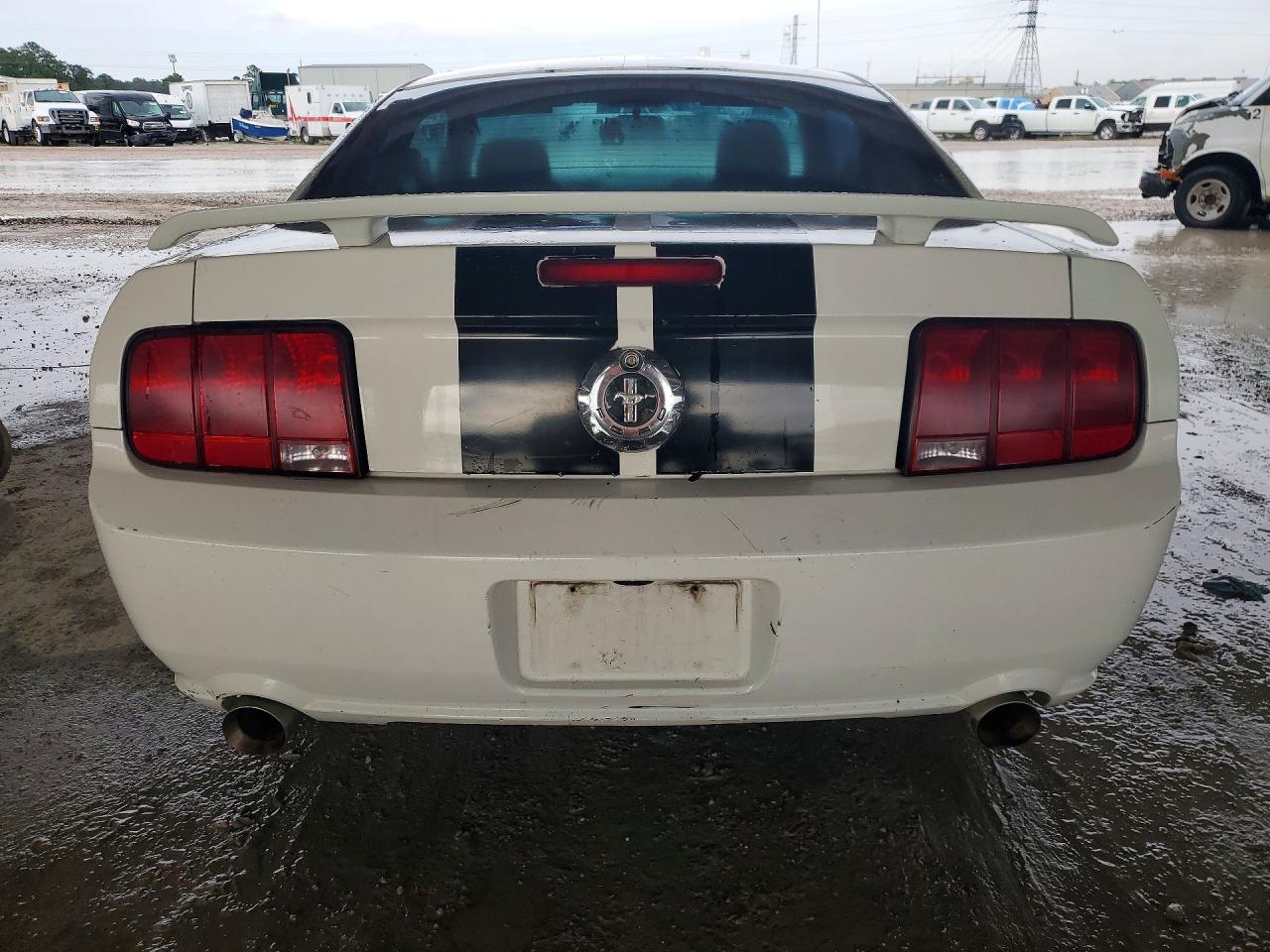 2008 Ford Mustang White vin: 1ZVHT80N985115437