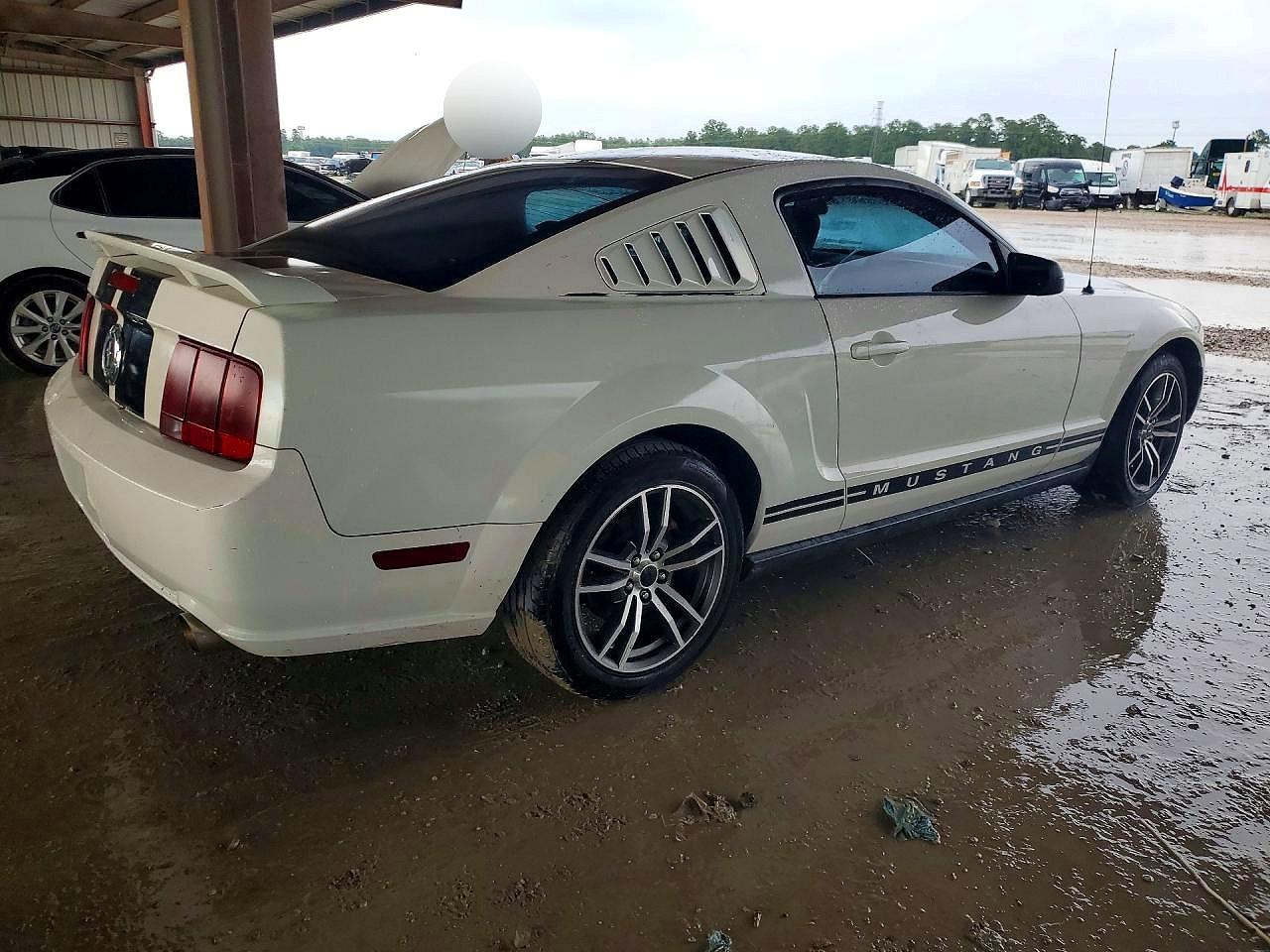 2008 Ford Mustang White vin: 1ZVHT80N985115437