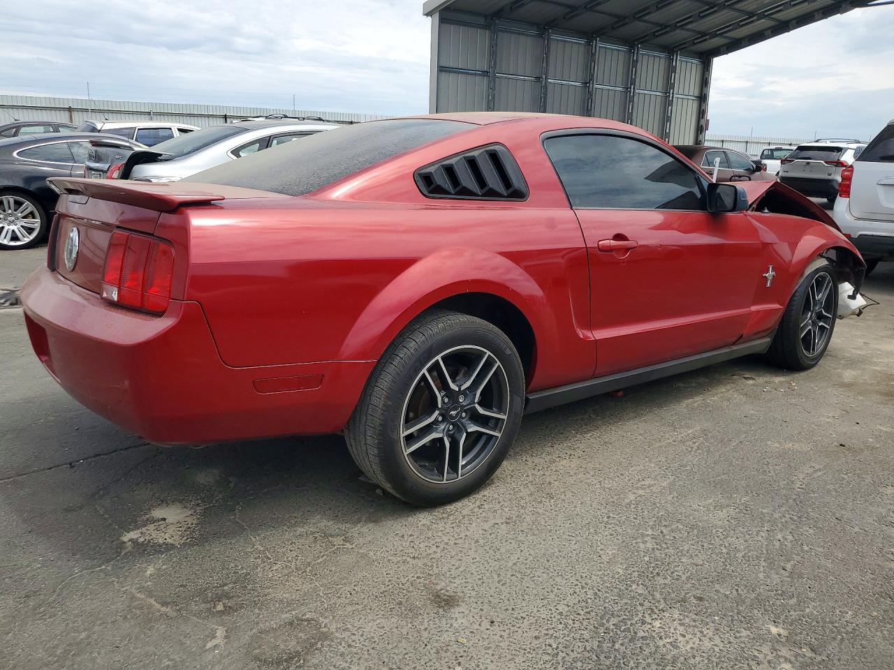 2008 Ford Mustang Red vin: 1ZVHT80N985116913